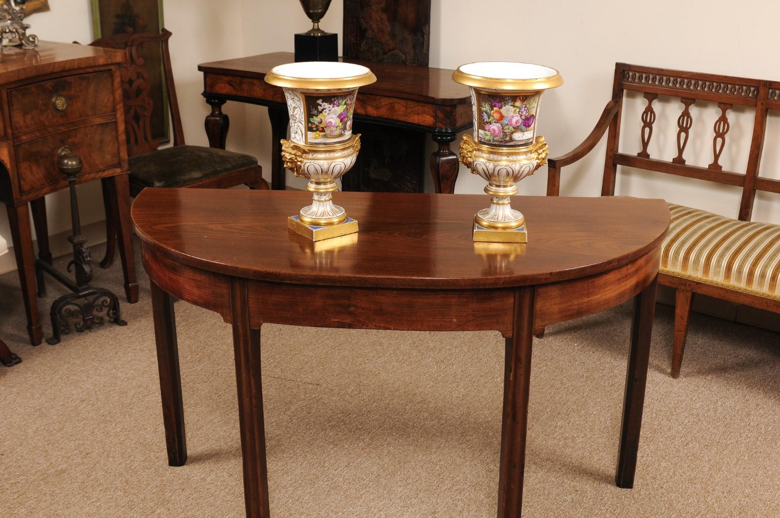 Pair of 19th Century English Derby Urns with Flowers In Good Condition For Sale In Atlanta, GA