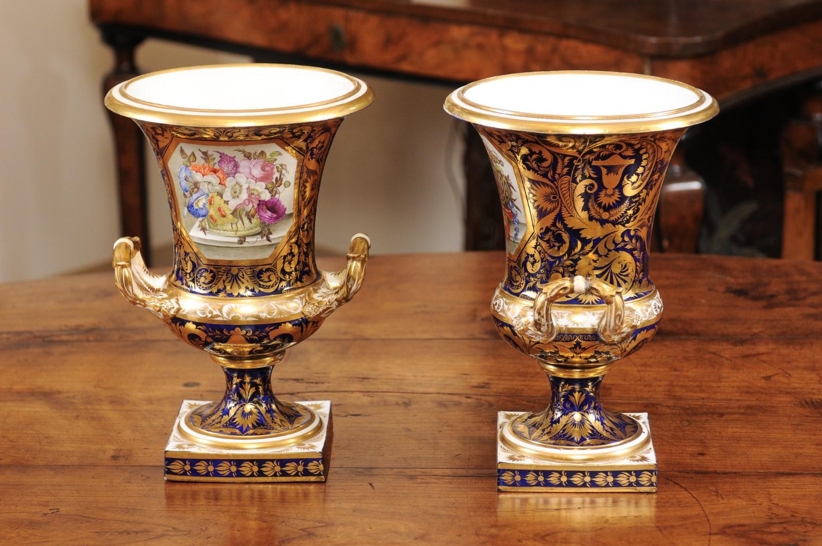 Paar englische Derby-Urnen des 19. Jahrhunderts mit Blumen im Zustand „Gut“ im Angebot in Atlanta, GA