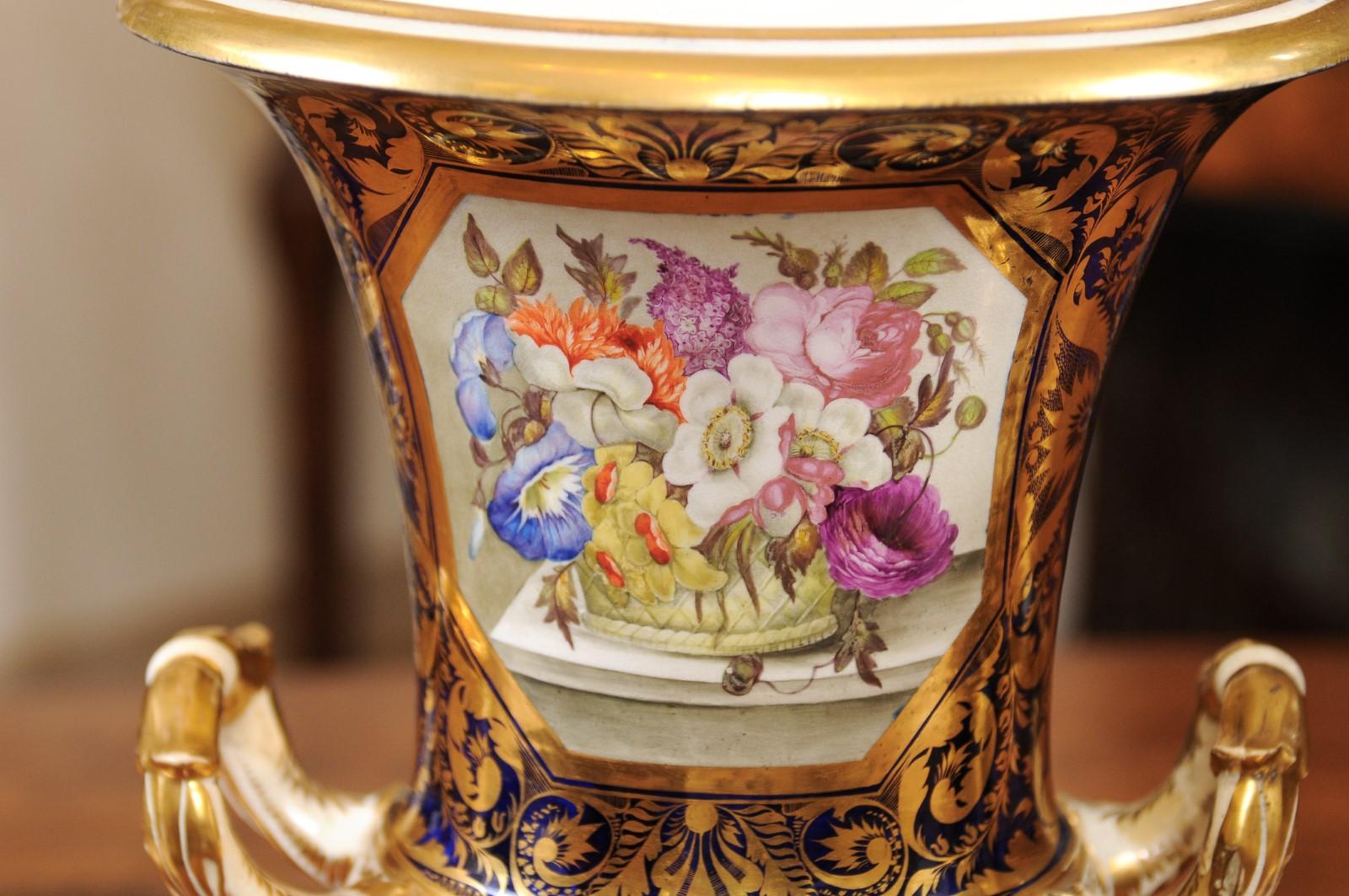 Paar englische Derby-Urnen des 19. Jahrhunderts mit Blumen (Porzellan) im Angebot