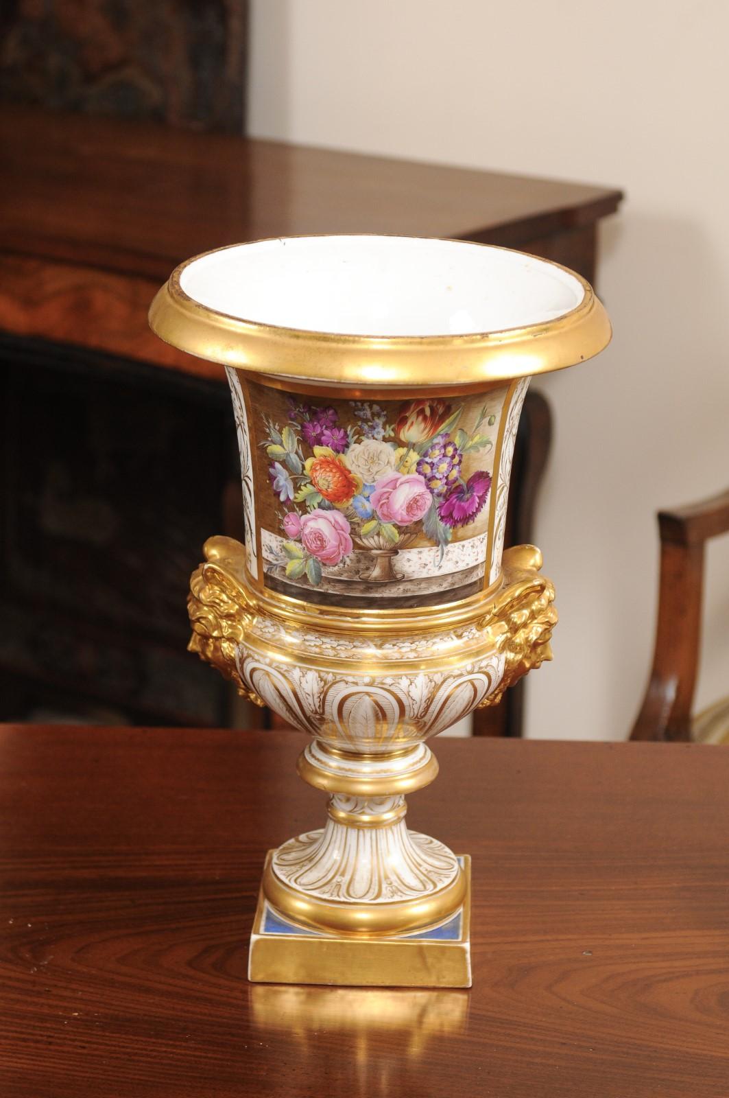 Ein Paar englische Derby-Urnen des 19. Jahrhunderts mit Blumen (Porzellan) im Angebot
