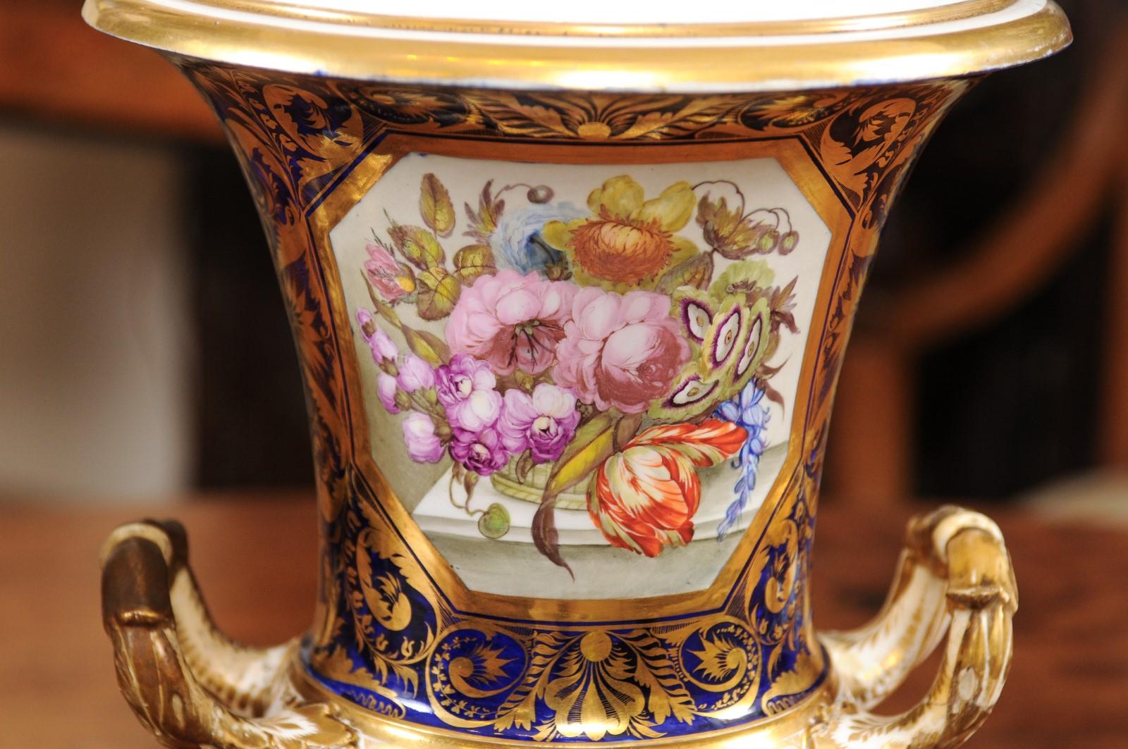 Paar englische Derby-Urnen des 19. Jahrhunderts mit Blumen im Angebot 1