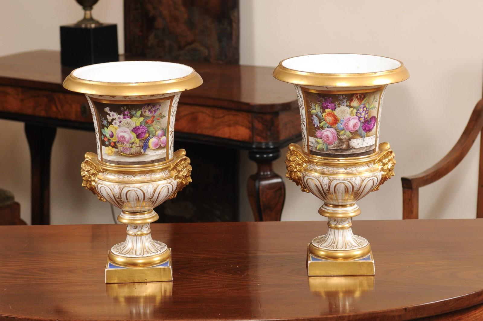 Porcelaine Paire d'urnes Derby anglaises du 19ème siècle avec fleurs en vente