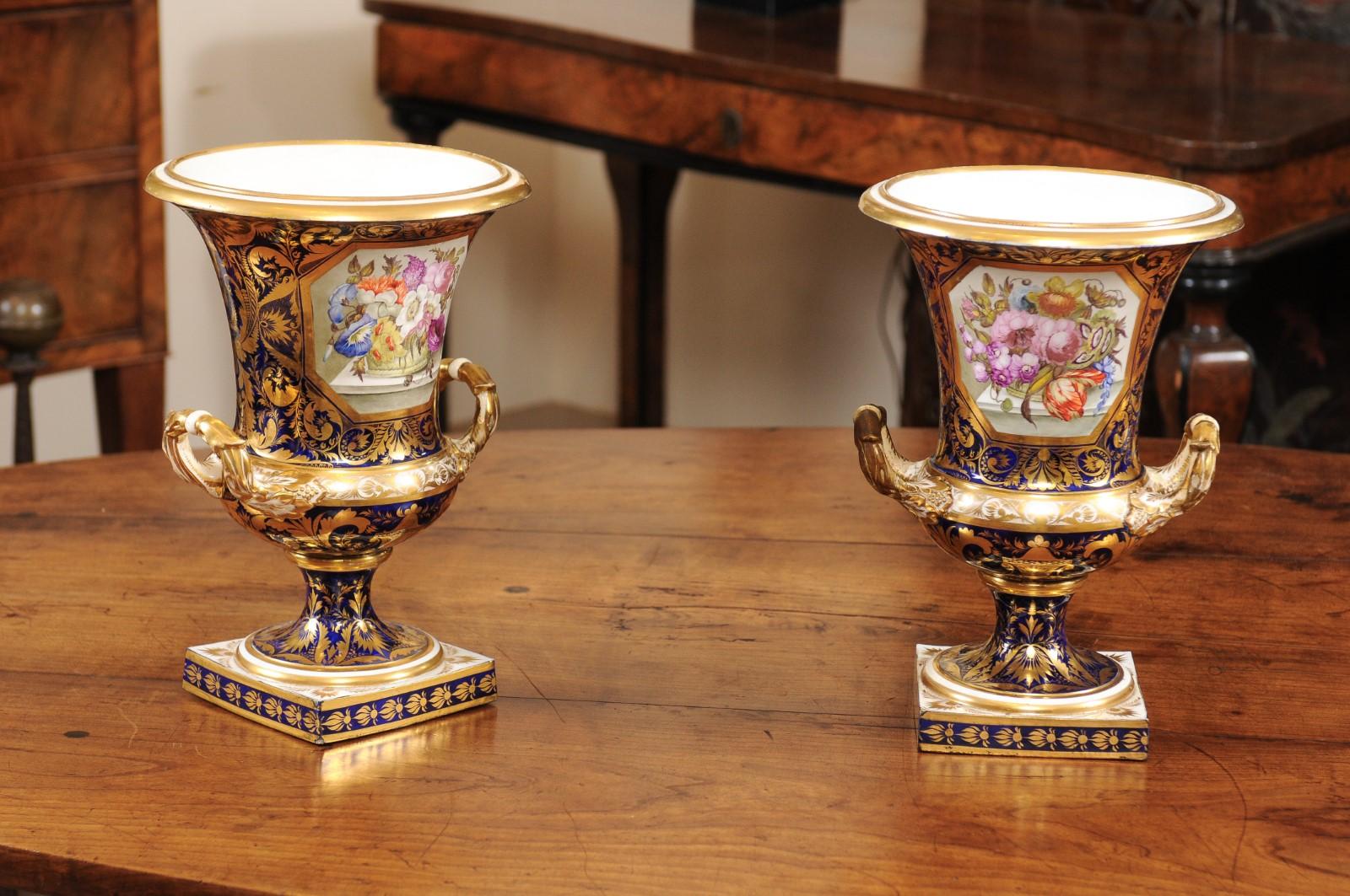 Paar englische Derby-Urnen des 19. Jahrhunderts mit Blumen im Angebot 2