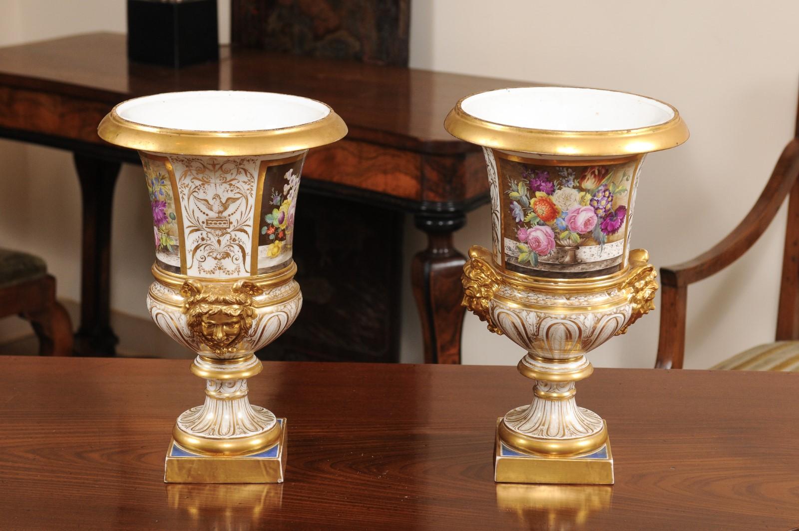 Ein Paar englische Derby-Urnen des 19. Jahrhunderts mit Blumen im Angebot 2