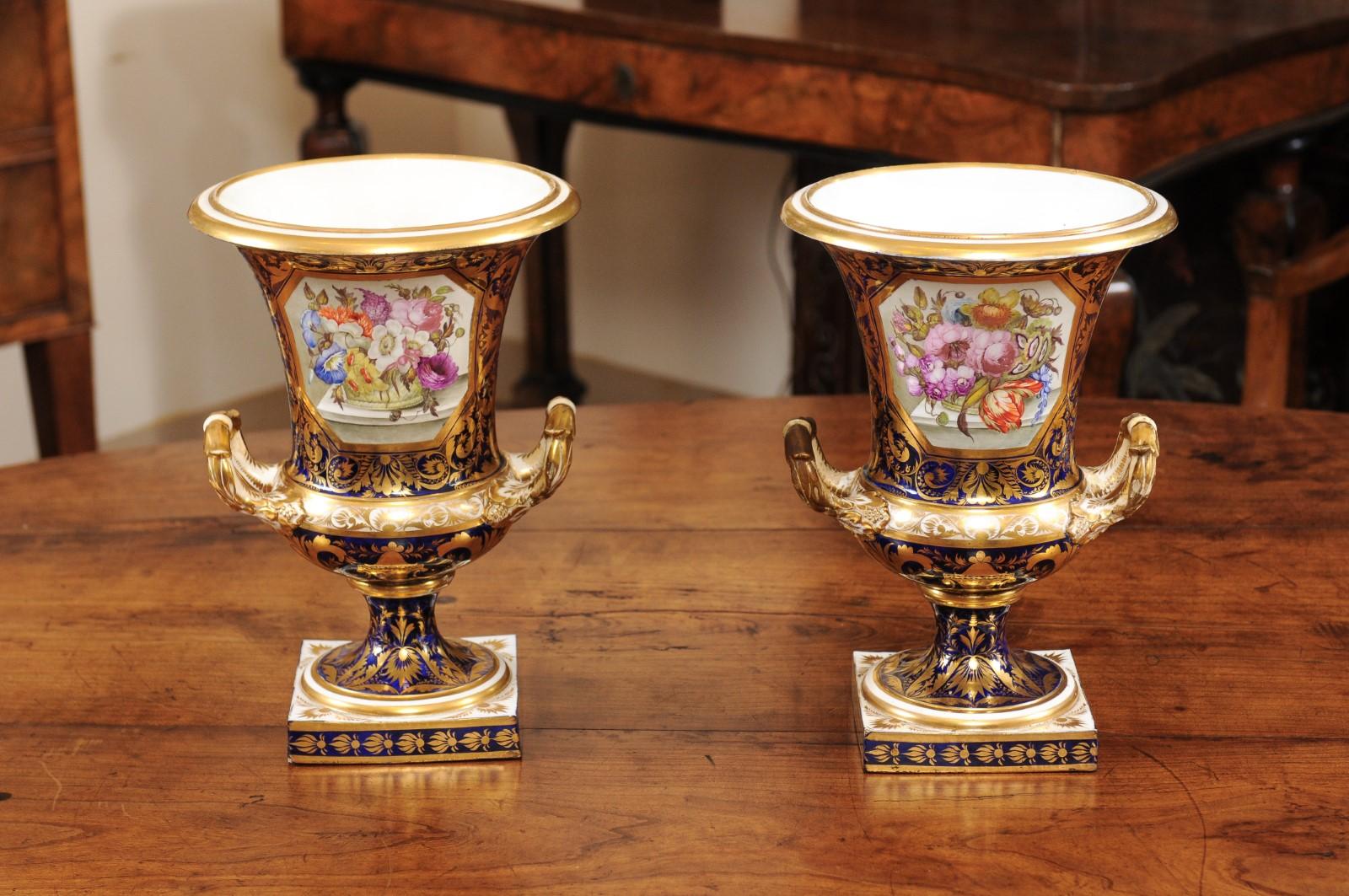 Paar englische Derby-Urnen des 19. Jahrhunderts mit Blumen im Angebot 3