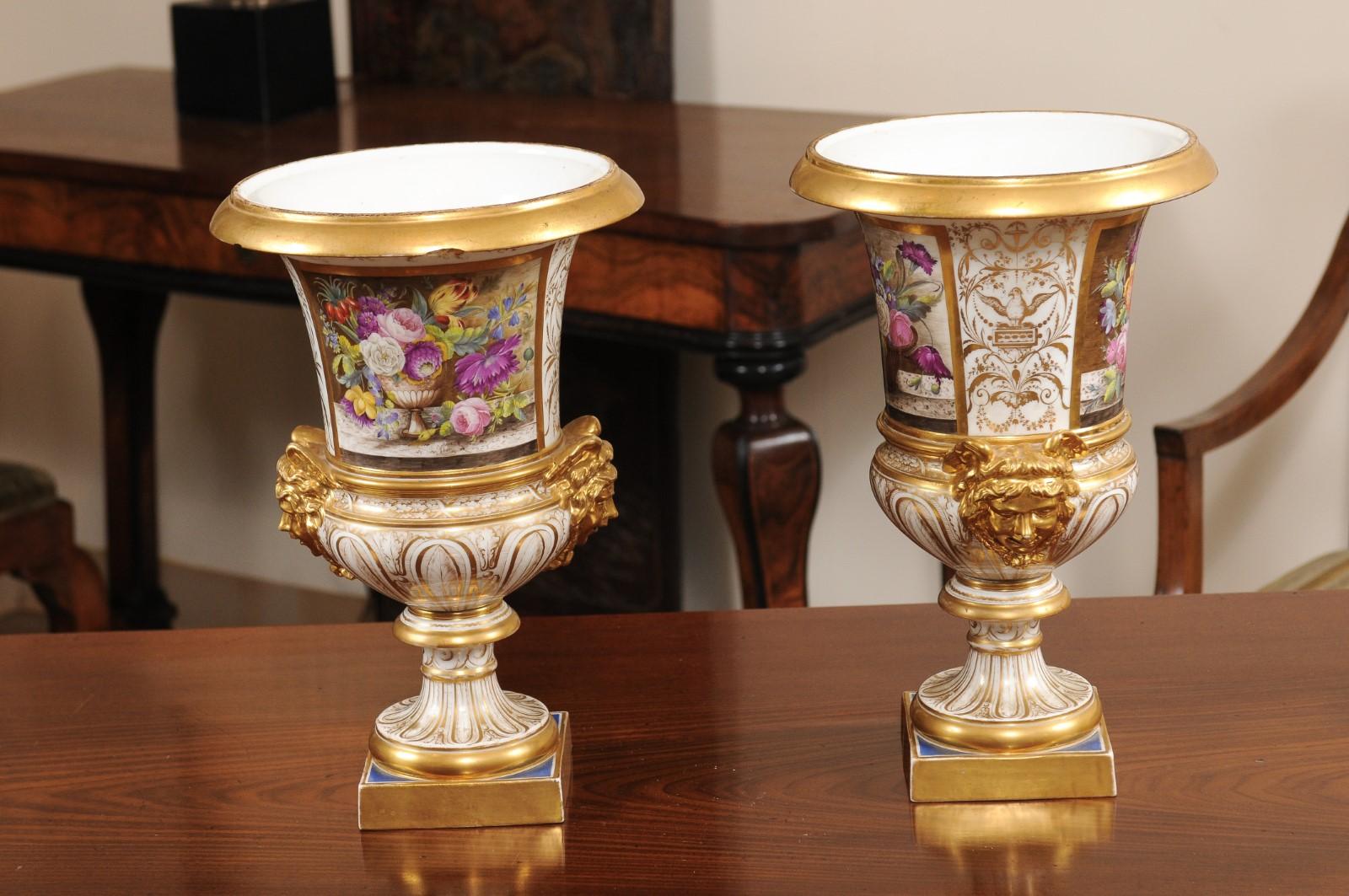 Ein Paar englische Derby-Urnen des 19. Jahrhunderts mit Blumen im Angebot 3