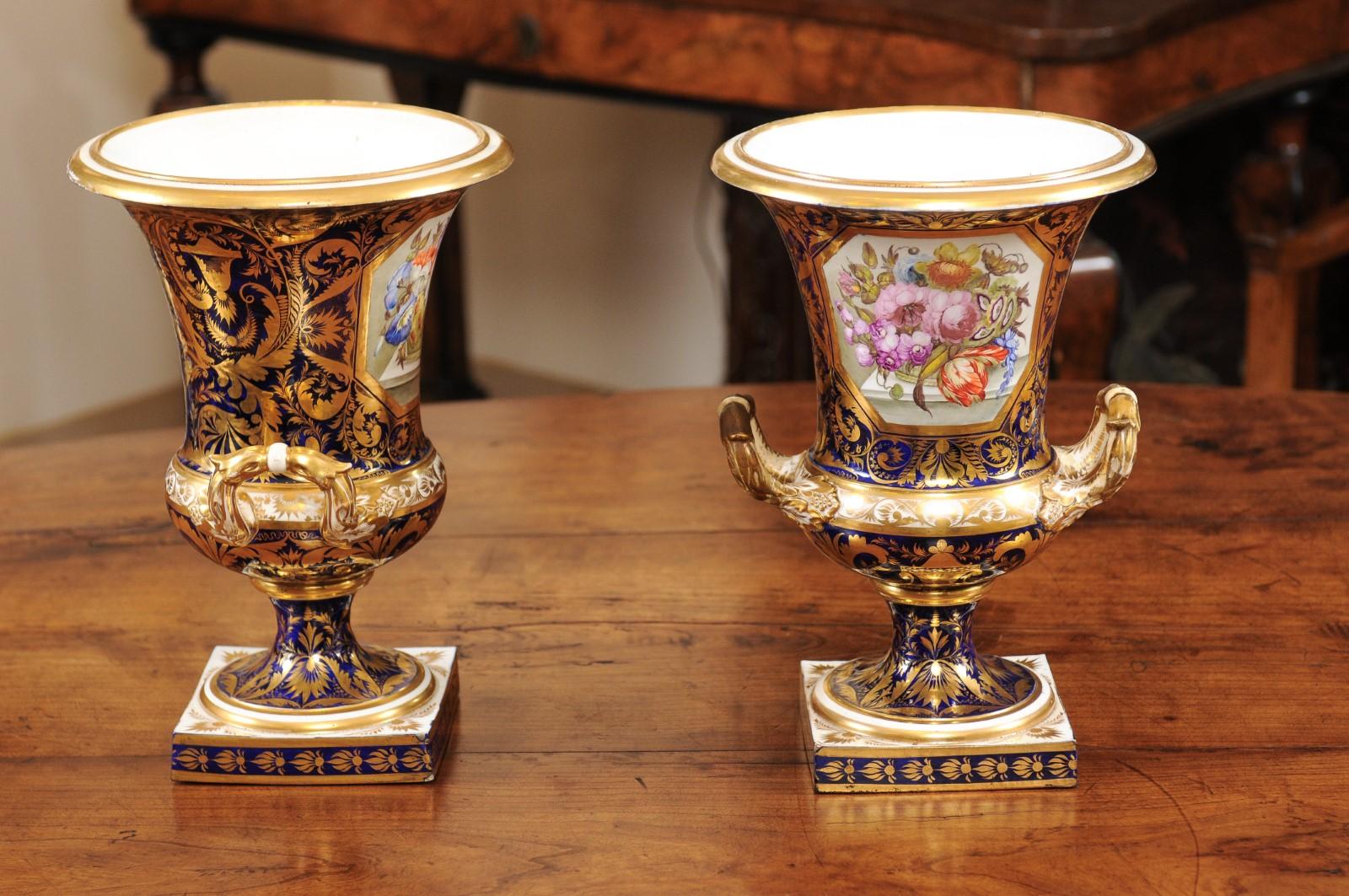 Paar englische Derby-Urnen des 19. Jahrhunderts mit Blumen im Angebot 4