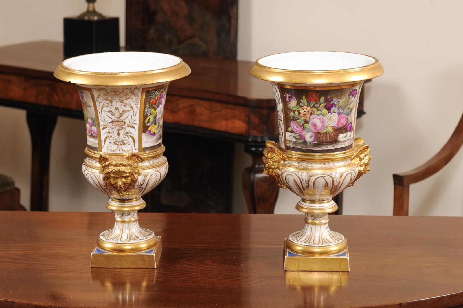 Ein Paar englische Derby-Urnen des 19. Jahrhunderts mit Blumen im Angebot 4