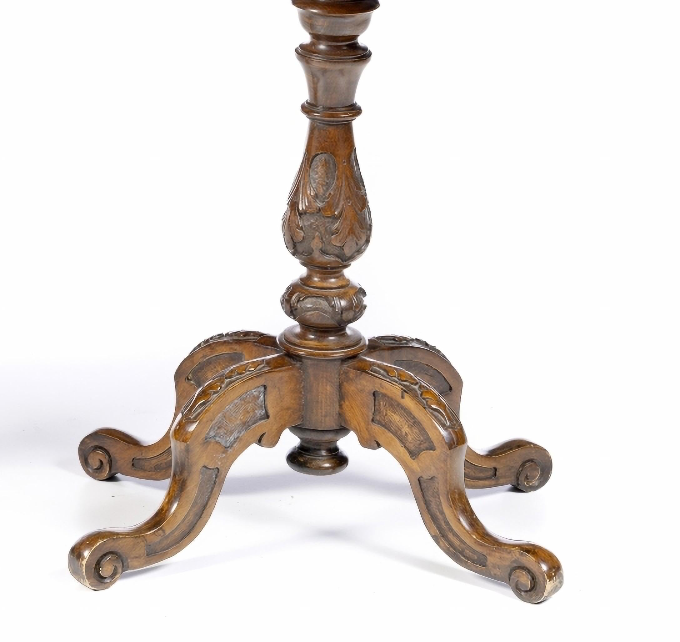 PAIR OF 19th Century ENGLISH FOLDING GAMING TABLES

Victorian style, in walnut wood, oval top with chessboard inlaid in boxwood and walnut.
Dim.: (closed) 76 x 51 x 20 cm
good conditions