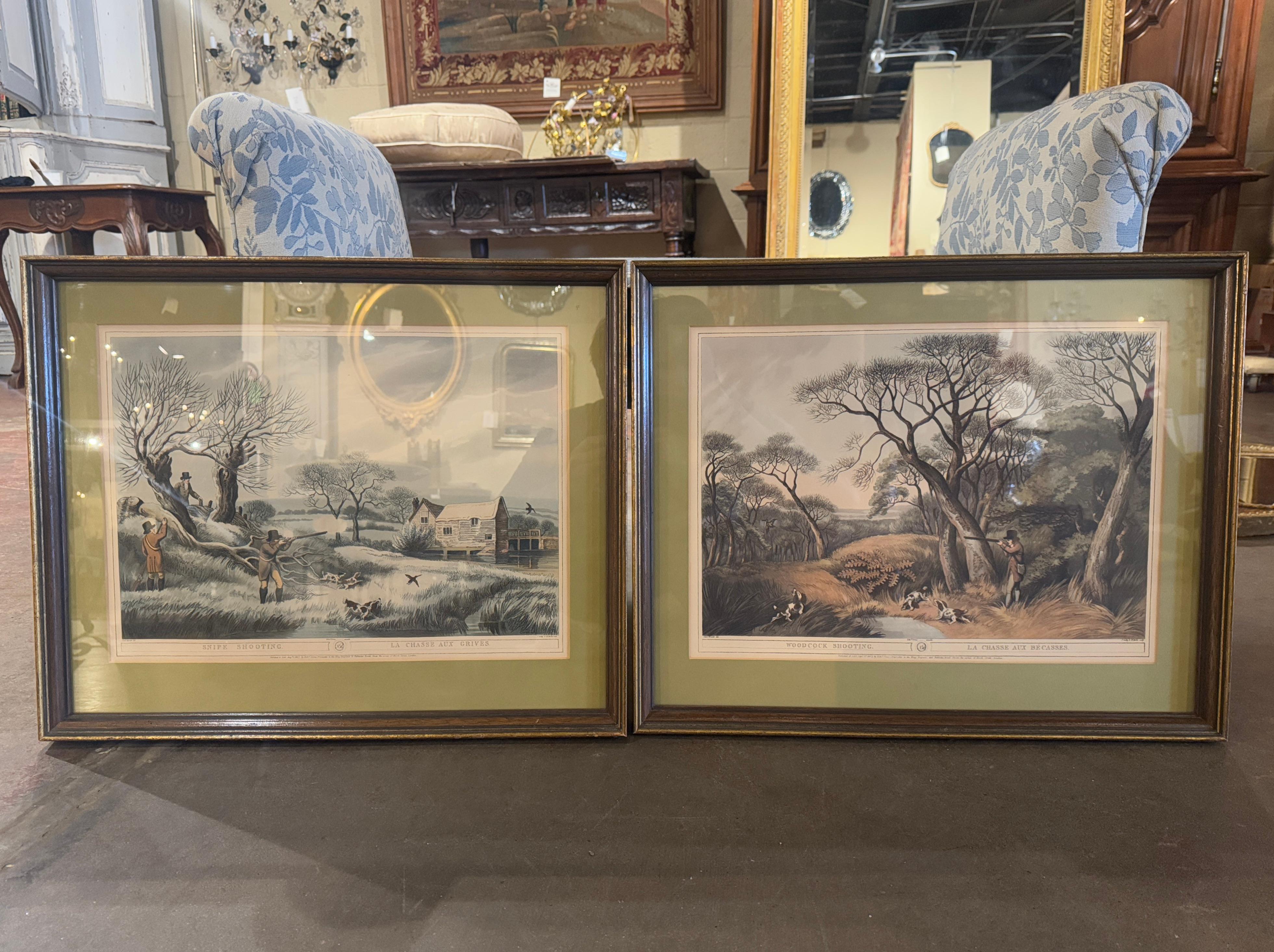 Doré Paire d'estampes colorées anglaises du 19ème siècle encadrées de paon et de pichet de chasse