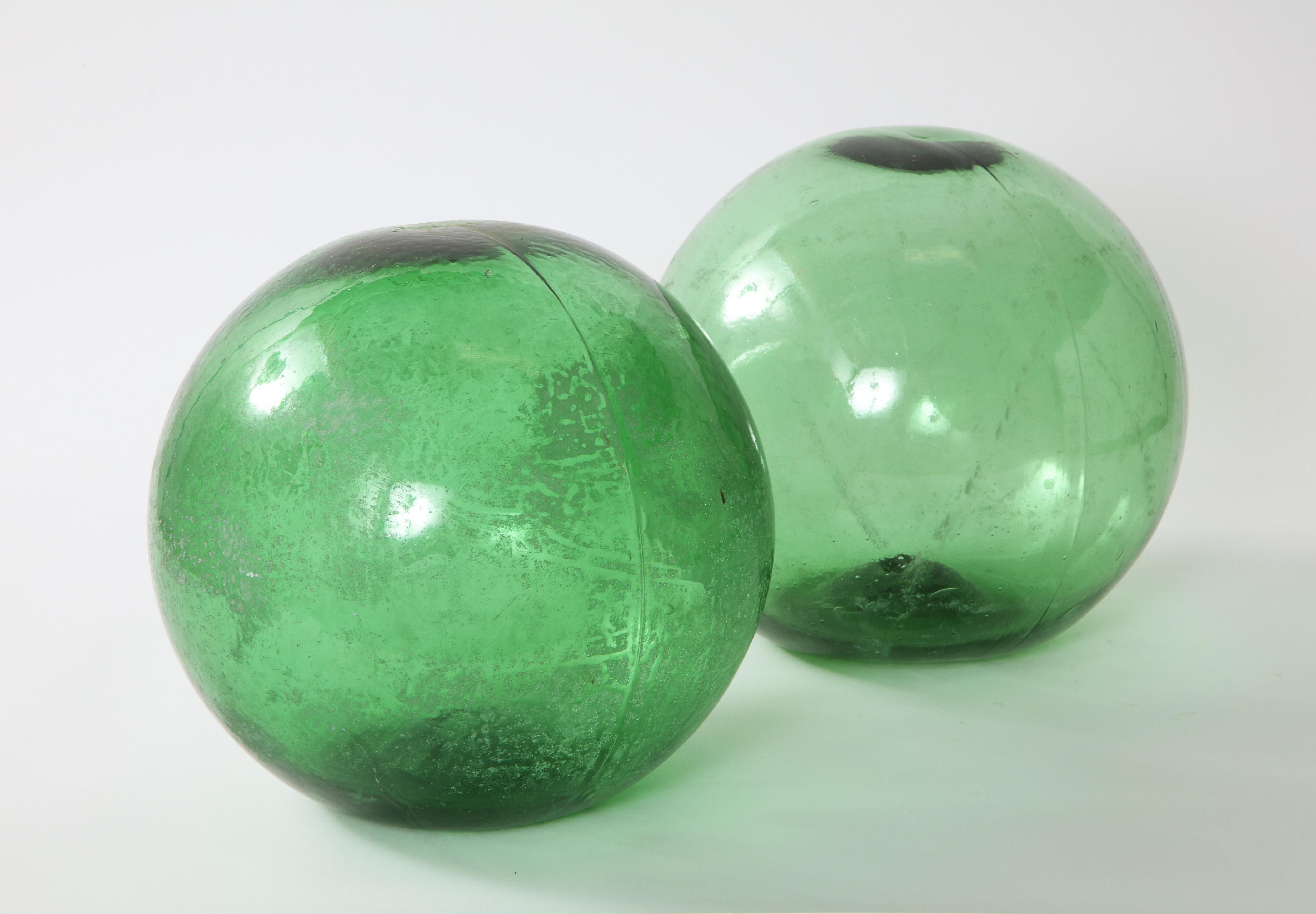 Pair of 19th Century English Green Hand Blown Glass Orbs In Fair Condition In Chicago, IL