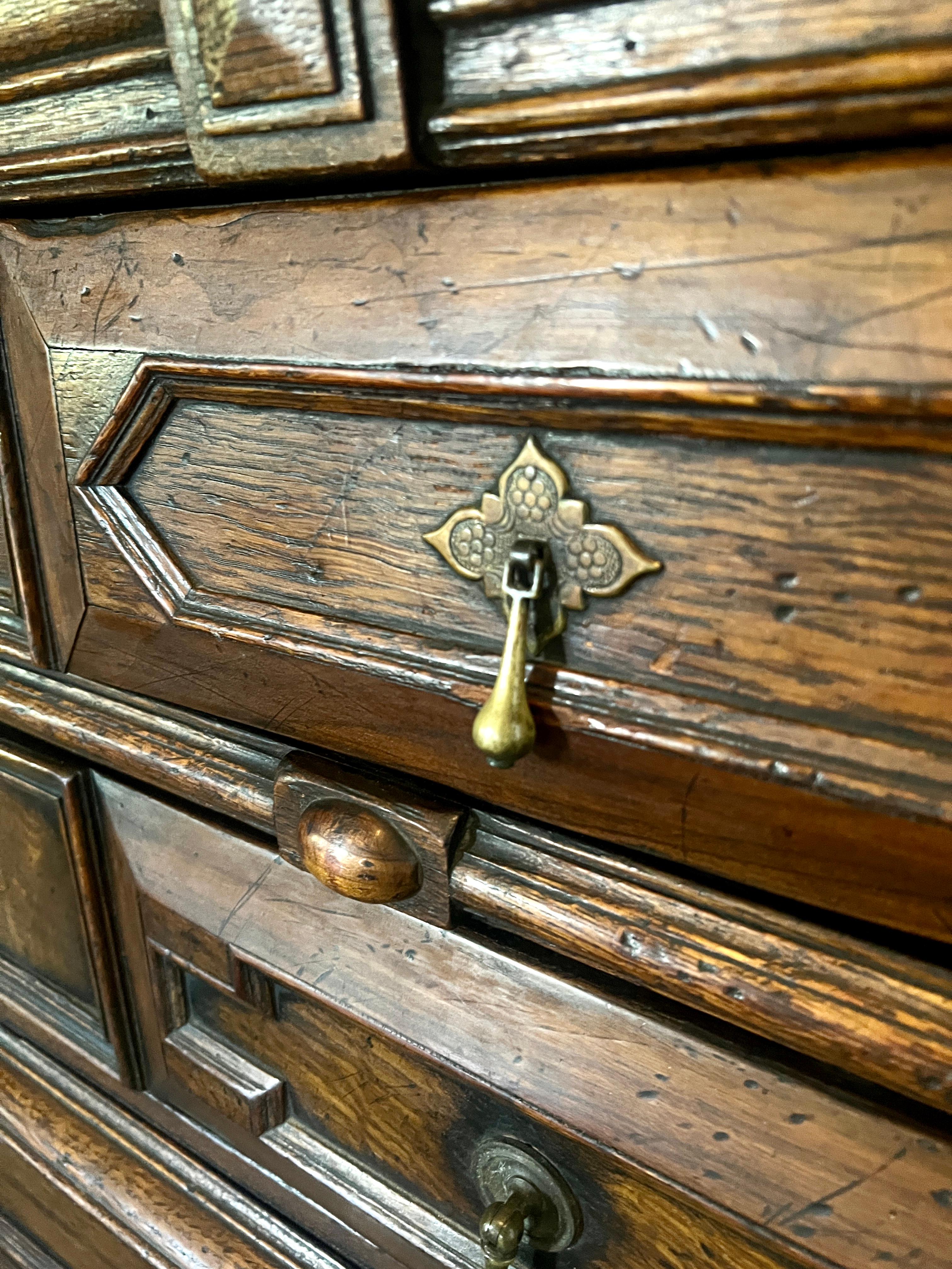 Coppia di comò a quattro cassetti in quercia giacobina inglese del XIX secolo in vendita 7