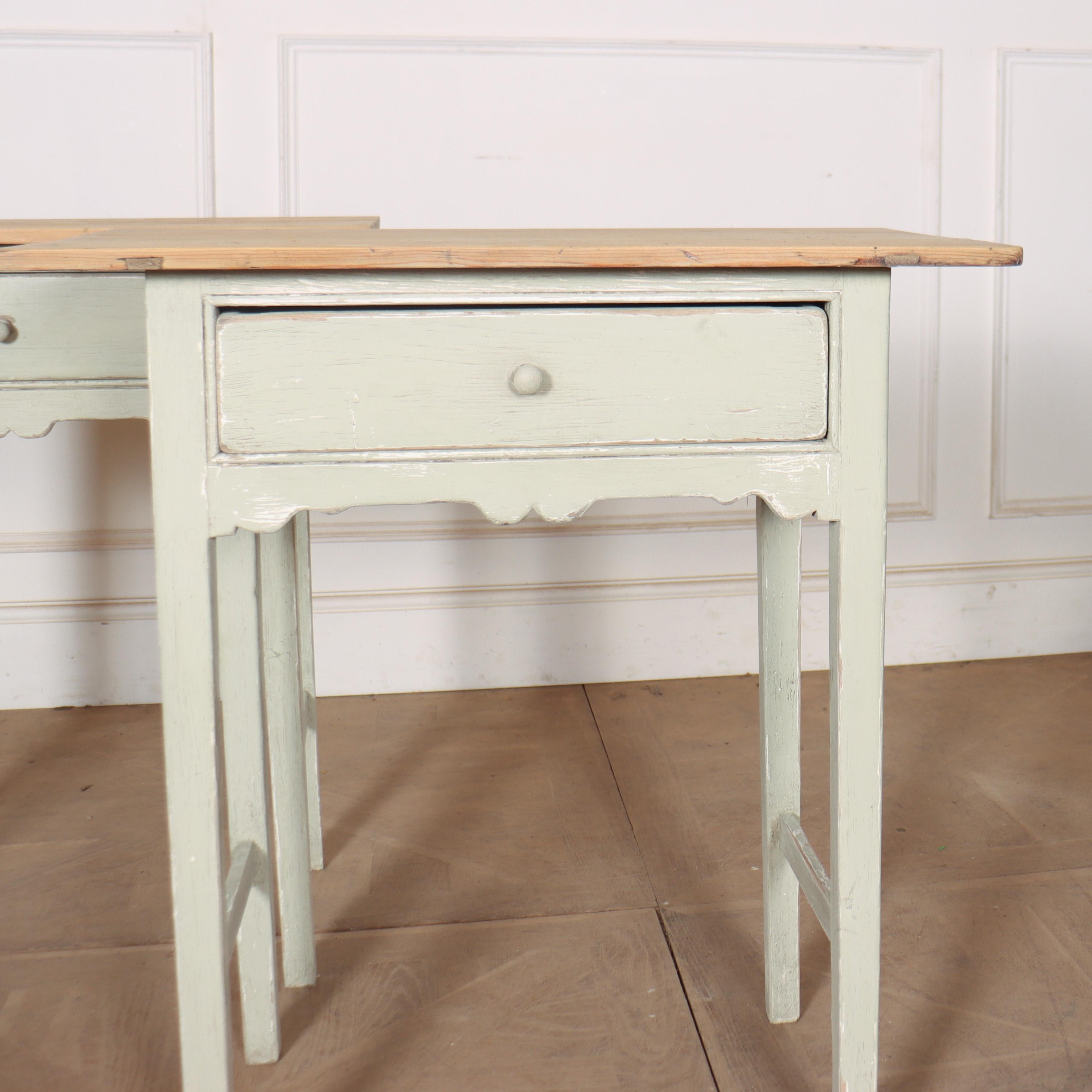 Intéressante paire de tables de chevet en pin à un tiroir du 19ème siècle. 1880.


Code : 8843

Dimensions :
W: 28
