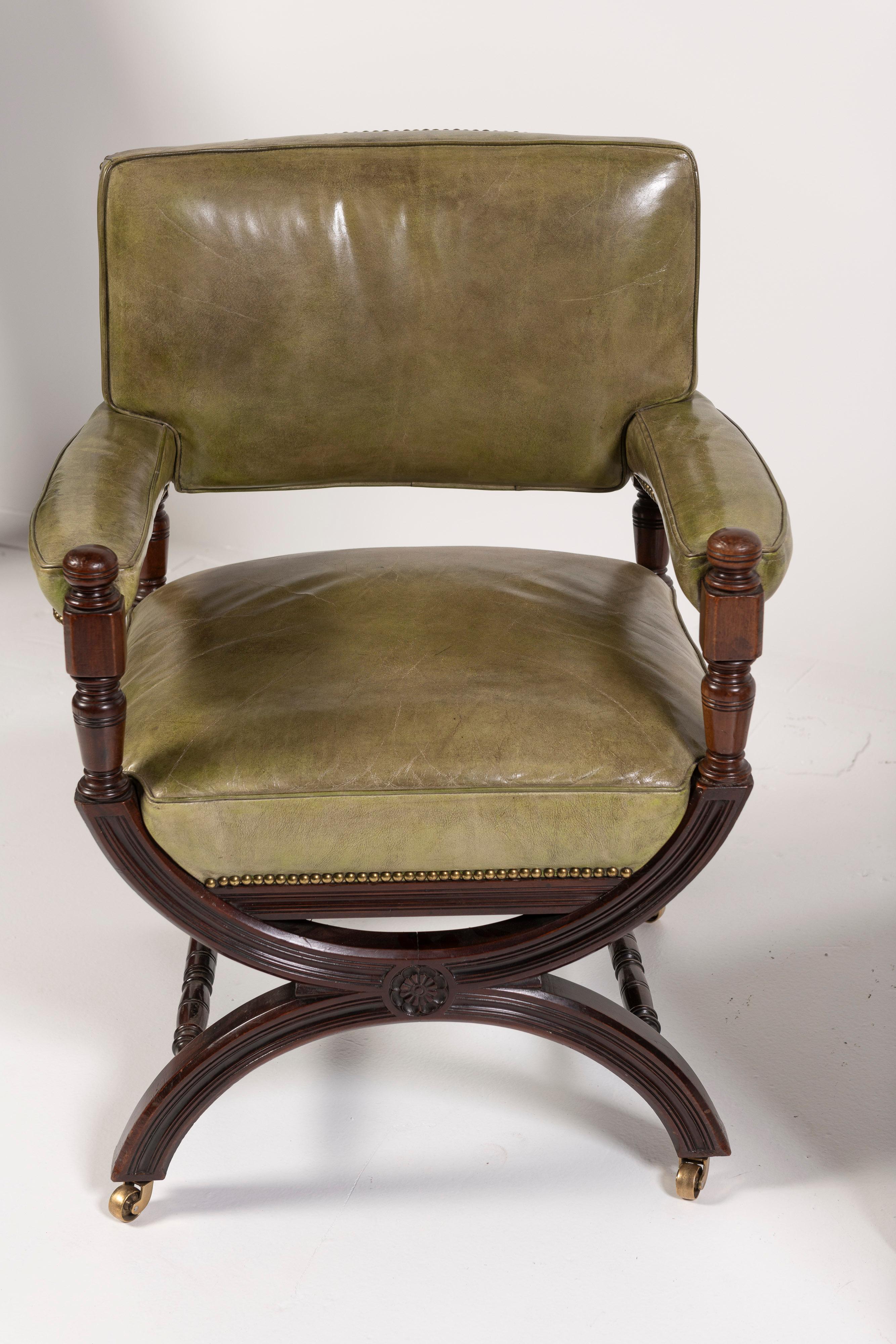 Paire de fauteuils anglais du XIXe siècle en cuir et acajou en vente 3