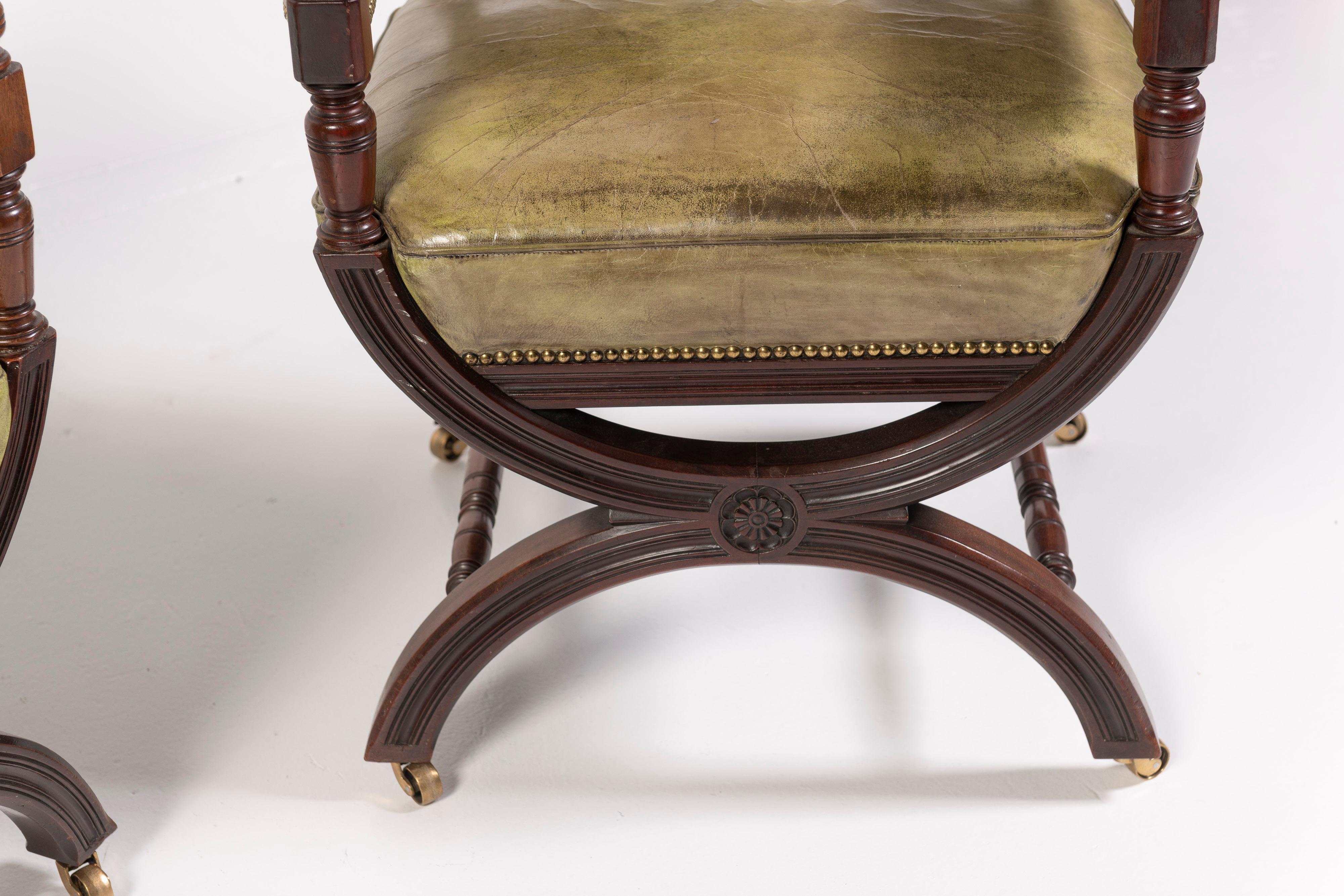 Paire de fauteuils anglais du XIXe siècle en cuir et acajou en vente 4