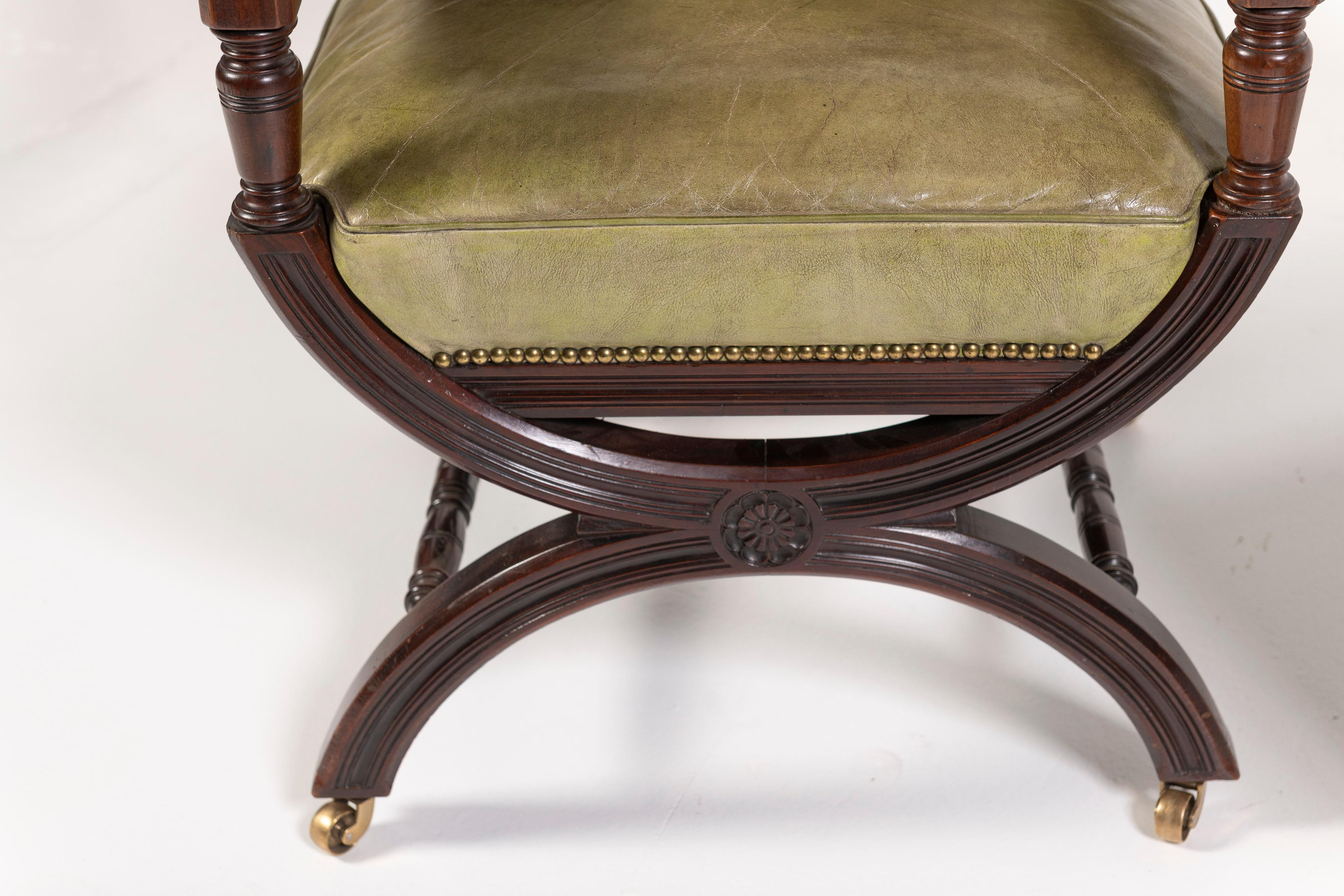 Paire de fauteuils anglais du XIXe siècle en cuir et acajou en vente 5