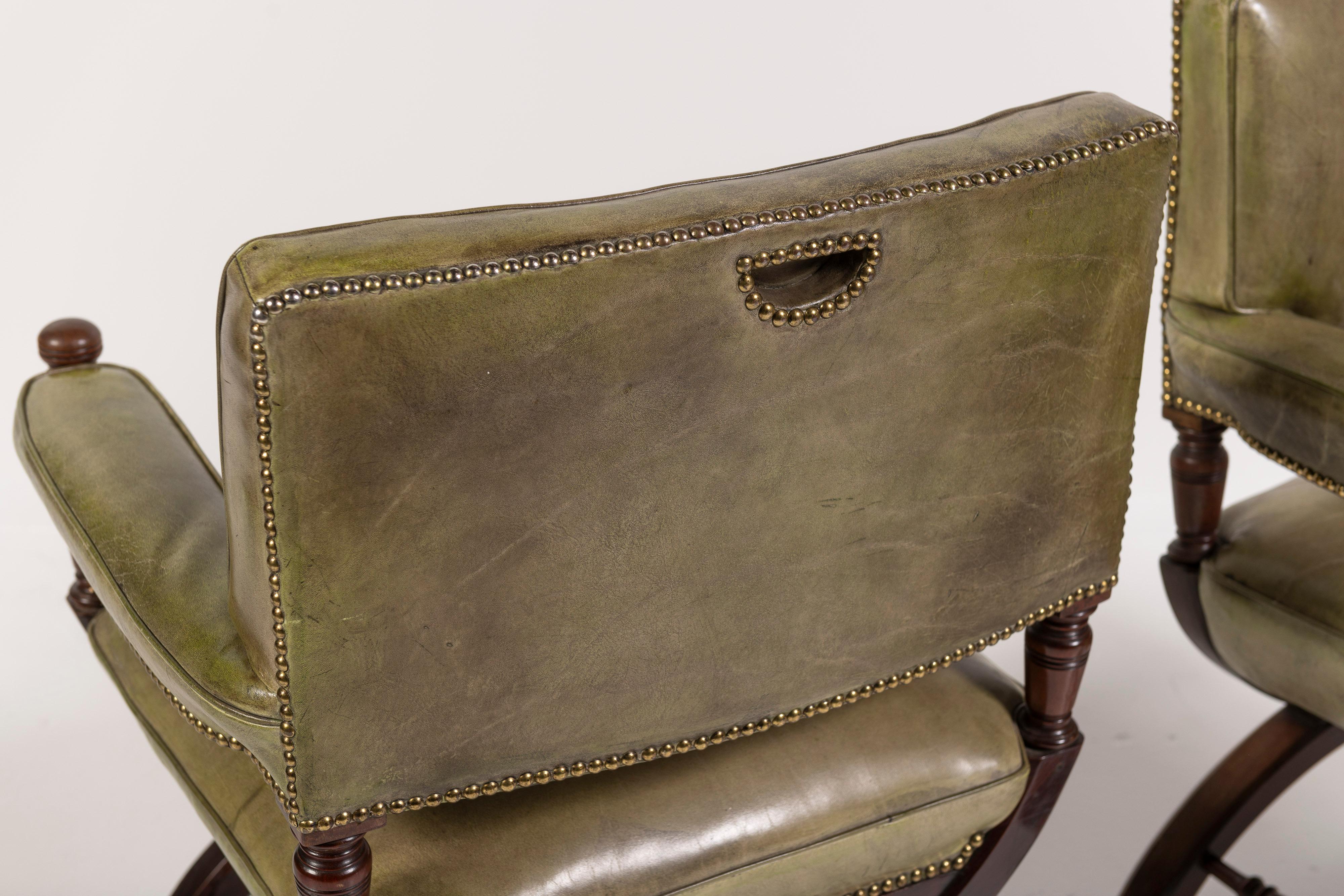 Georgien Paire de fauteuils anglais du XIXe siècle en cuir et acajou en vente