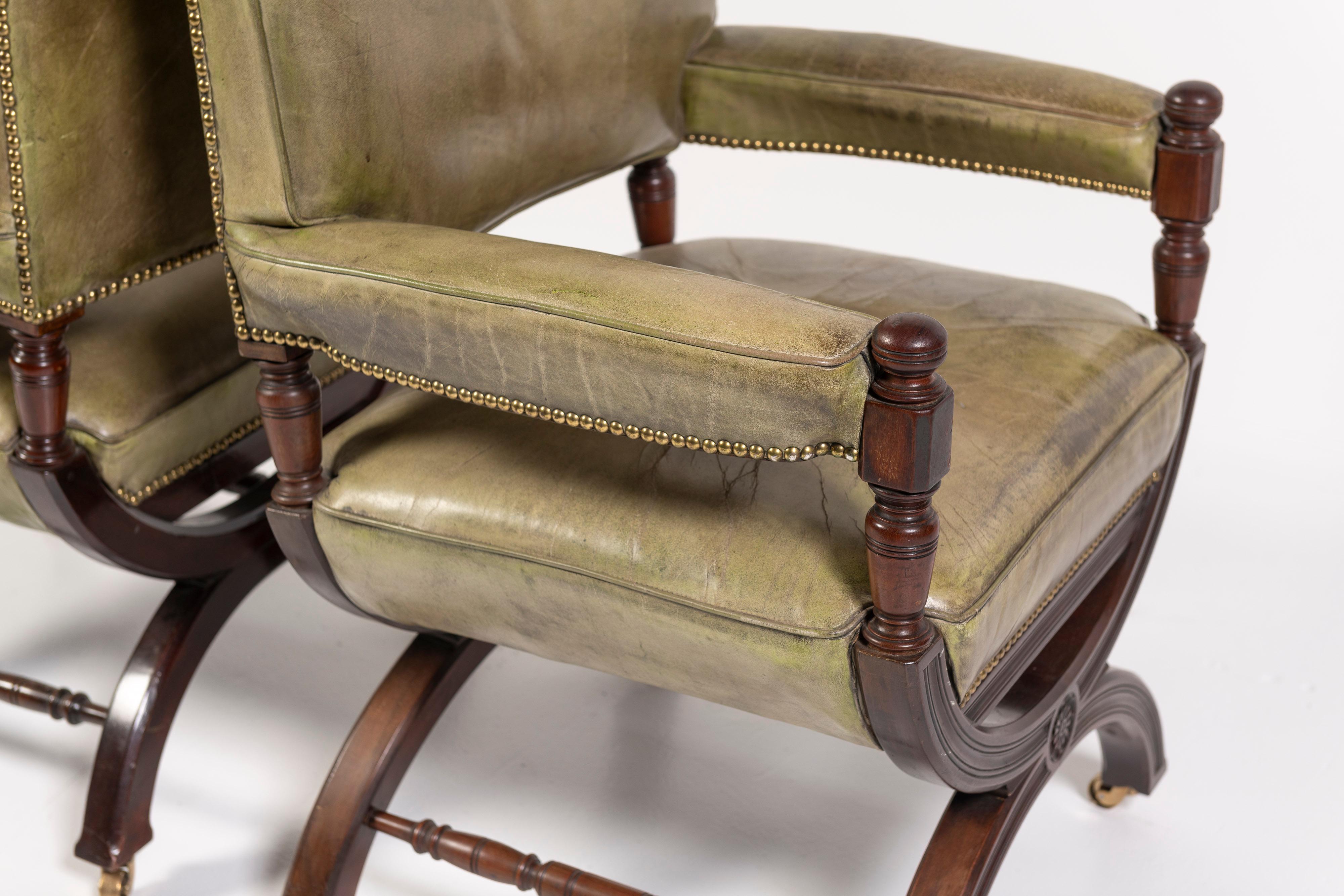 Paire de fauteuils anglais du XIXe siècle en cuir et acajou Bon état - En vente à San Francisco, CA