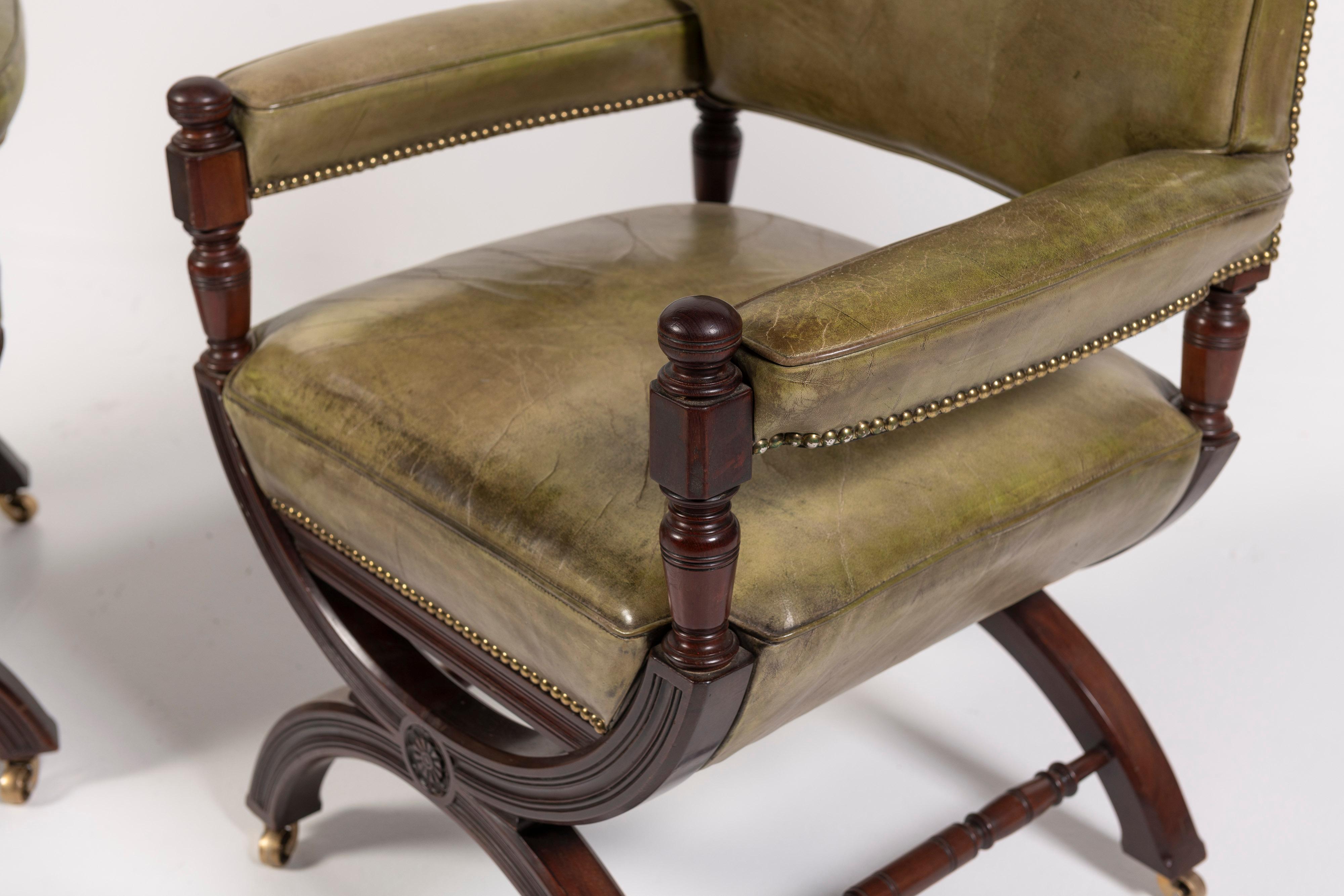 Paire de fauteuils anglais du XIXe siècle en cuir et acajou en vente 2