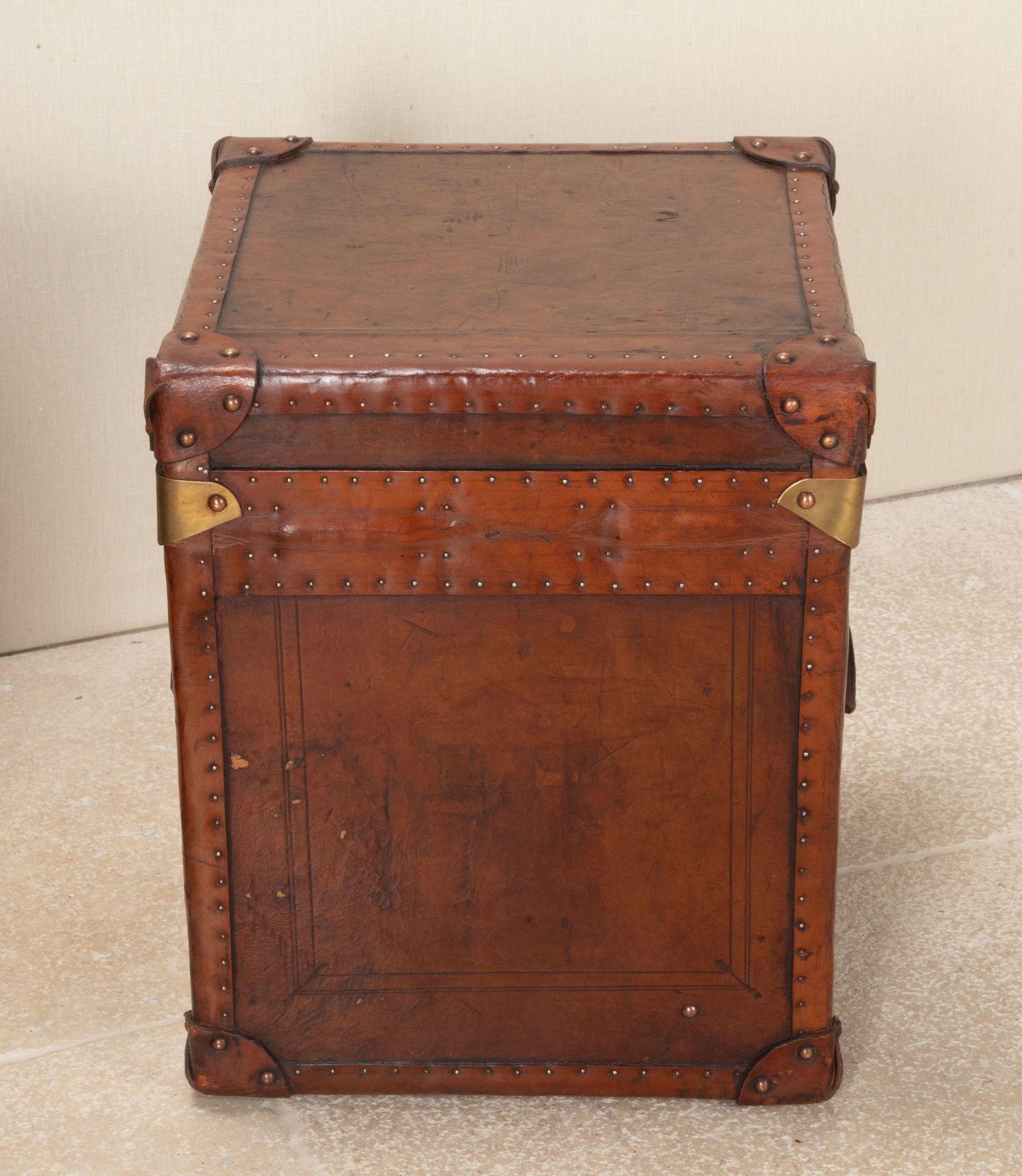 Pair of 19th Century English Leather Trunks For Sale 2