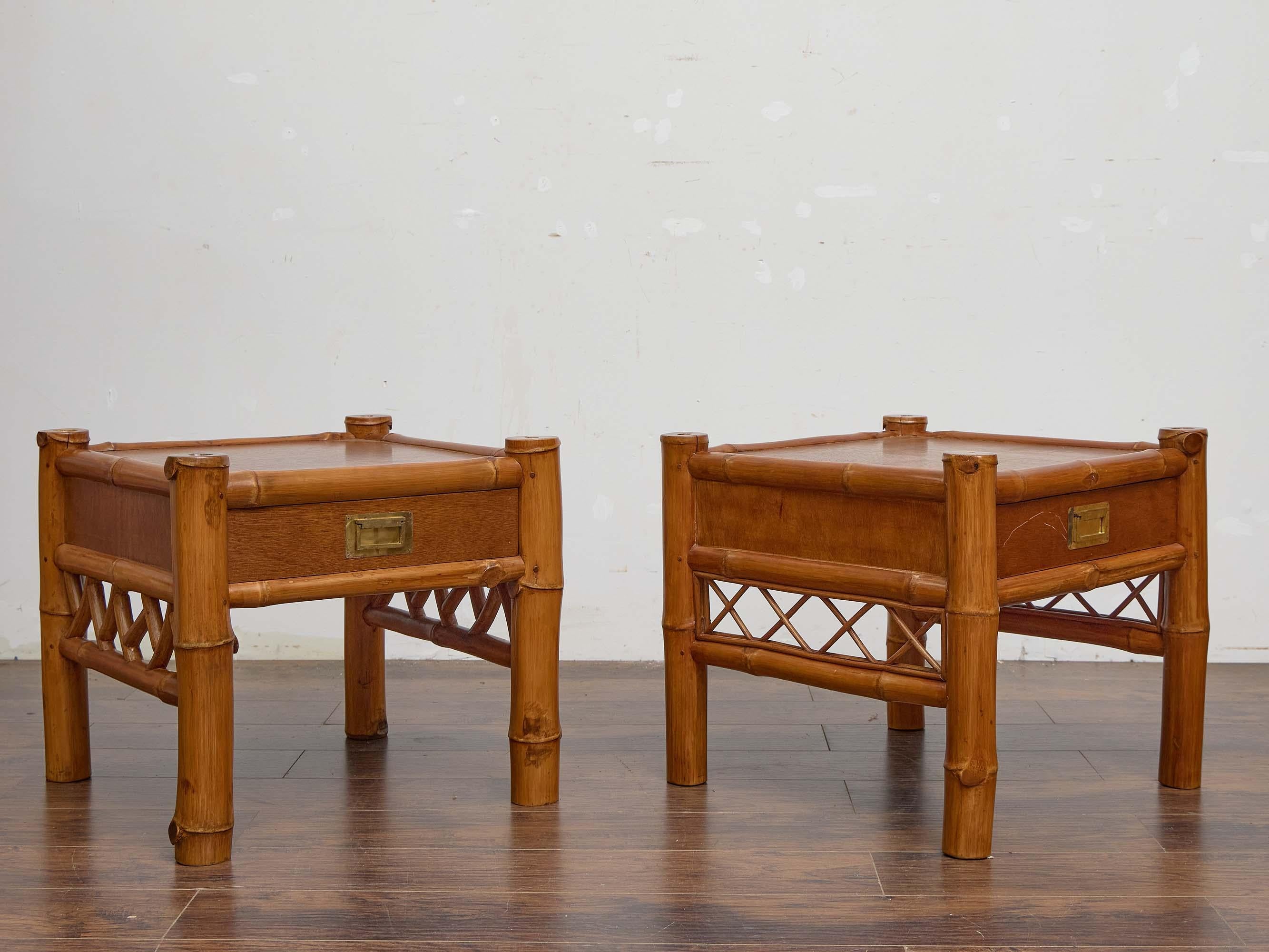 Anglais Paire de tables d'appoint à tiroirs en acajou et bambou anglais du XIXe siècle en vente