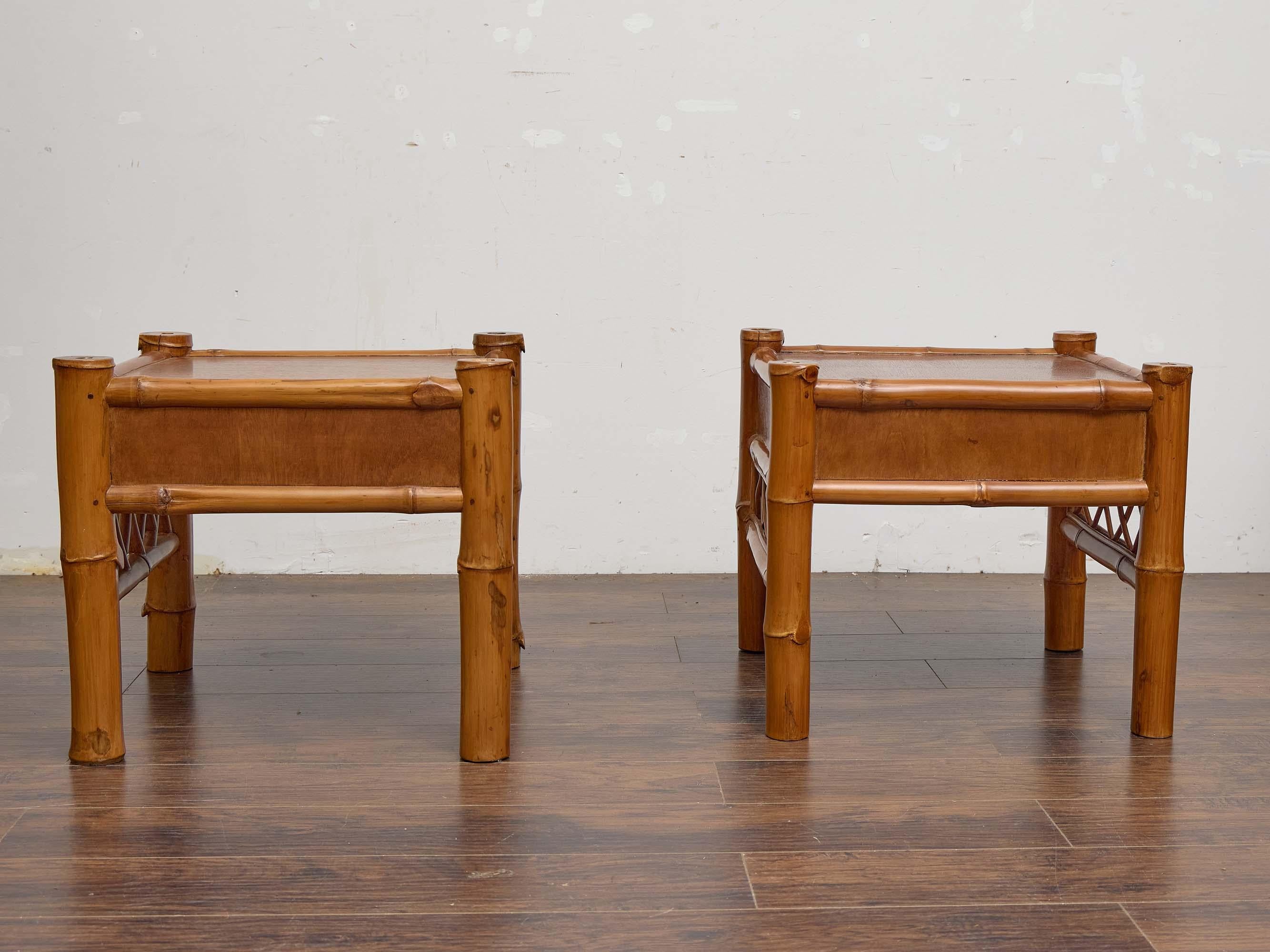 Paire de tables d'appoint à tiroirs en acajou et bambou anglais du XIXe siècle en vente 1