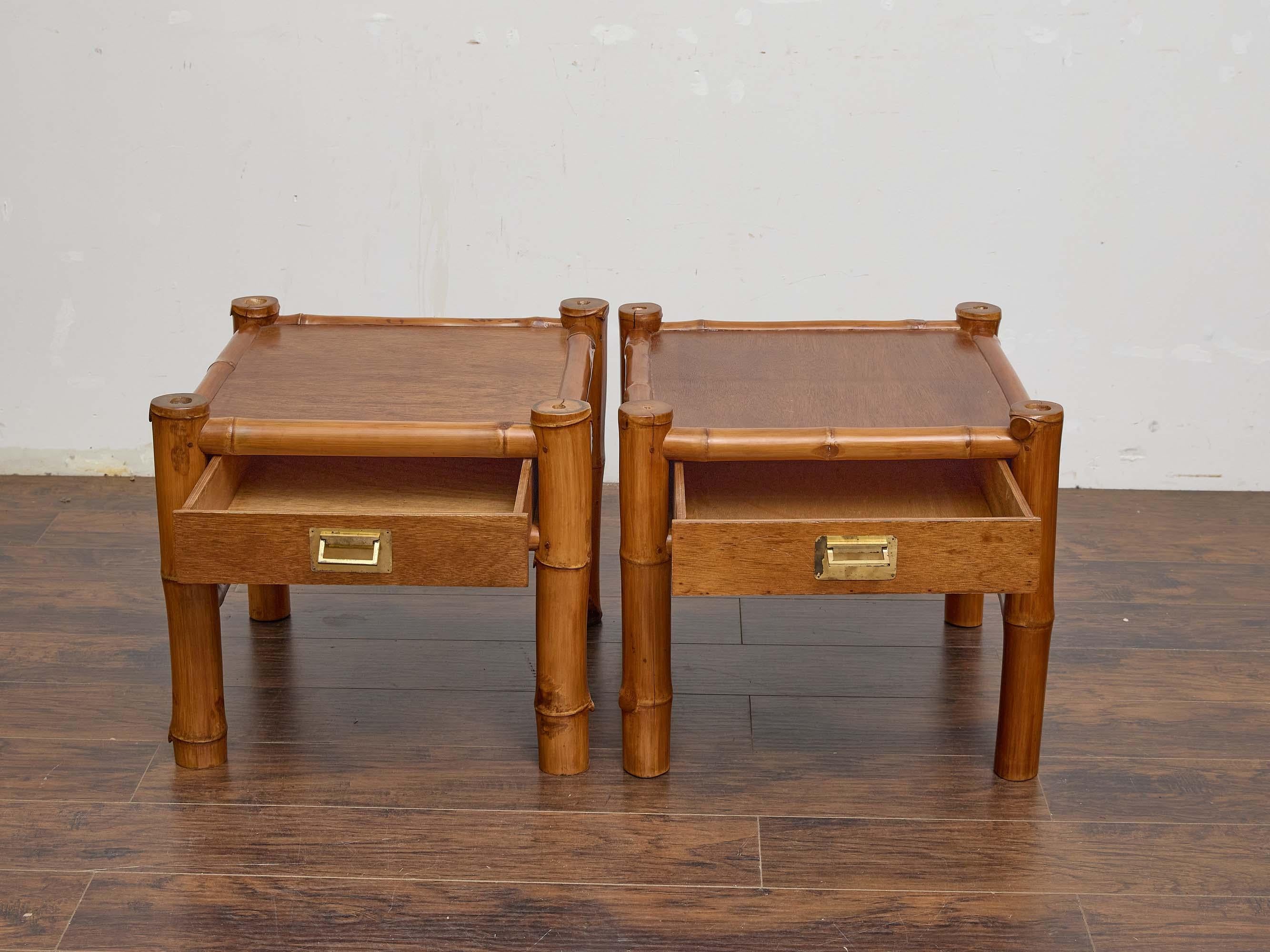 Paire de tables d'appoint à tiroirs en acajou et bambou anglais du XIXe siècle en vente 2