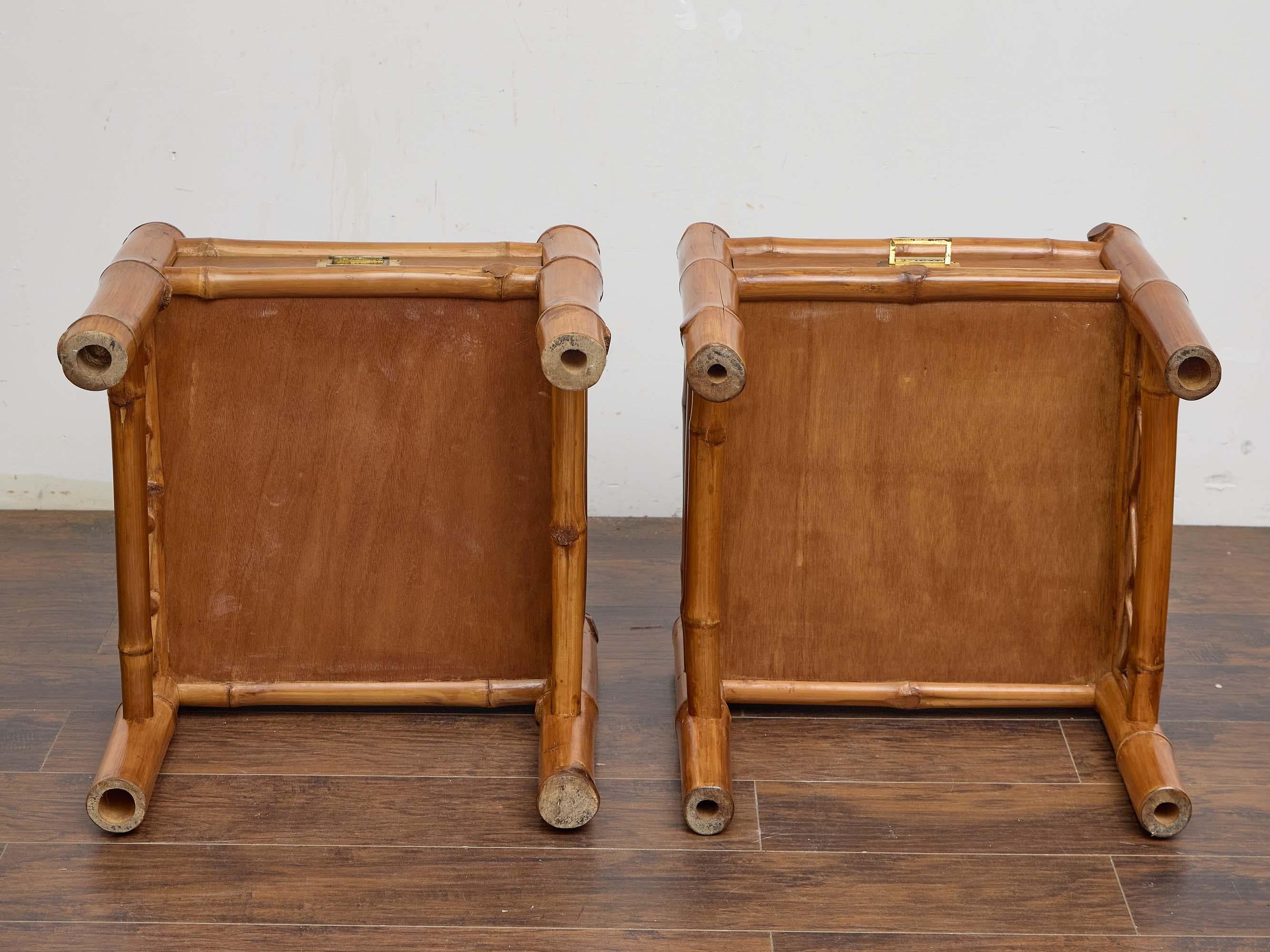 Paire de tables d'appoint à tiroirs en acajou et bambou anglais du XIXe siècle en vente 3