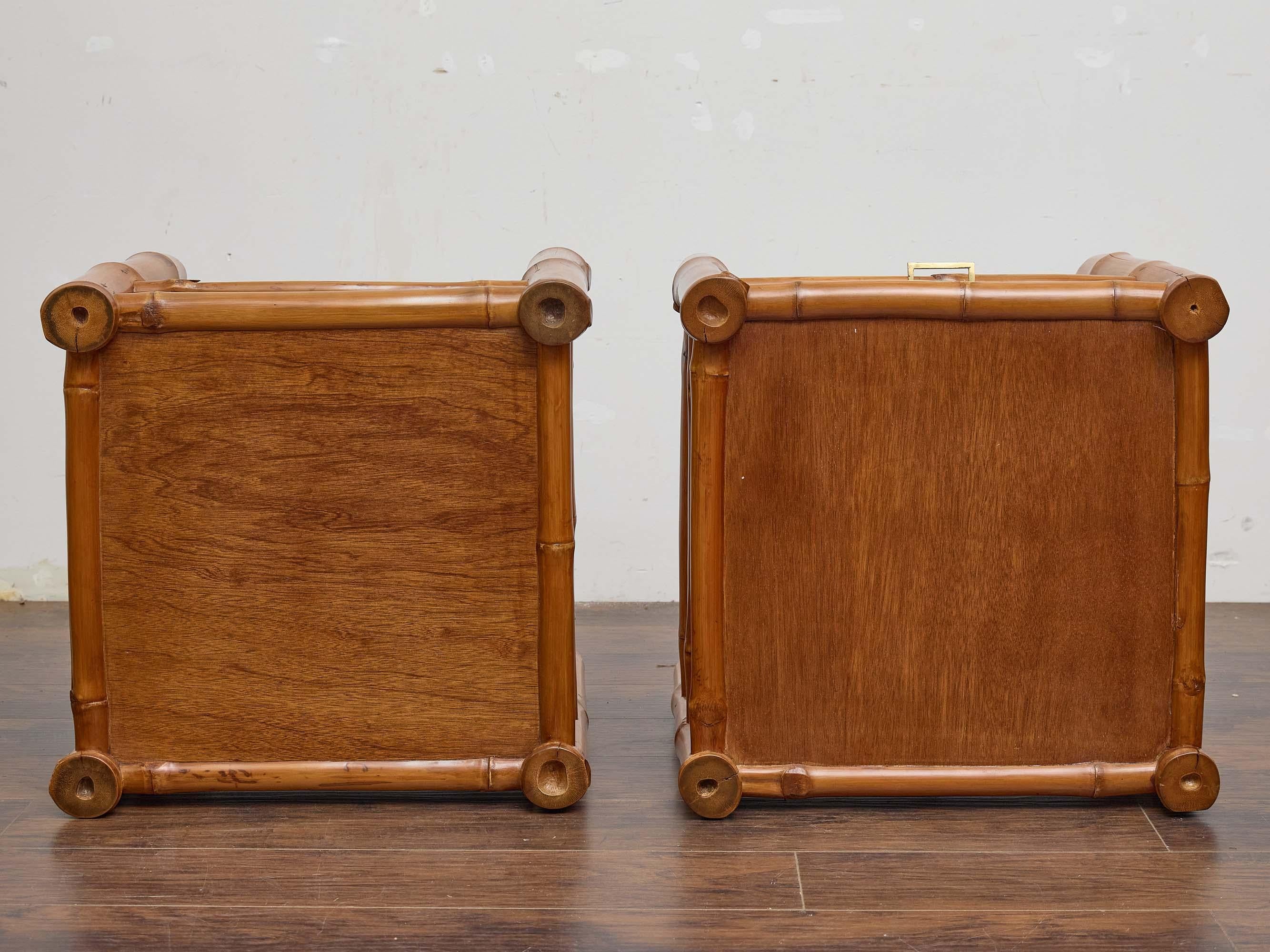 Paire de tables d'appoint à tiroirs en acajou et bambou anglais du XIXe siècle en vente 4