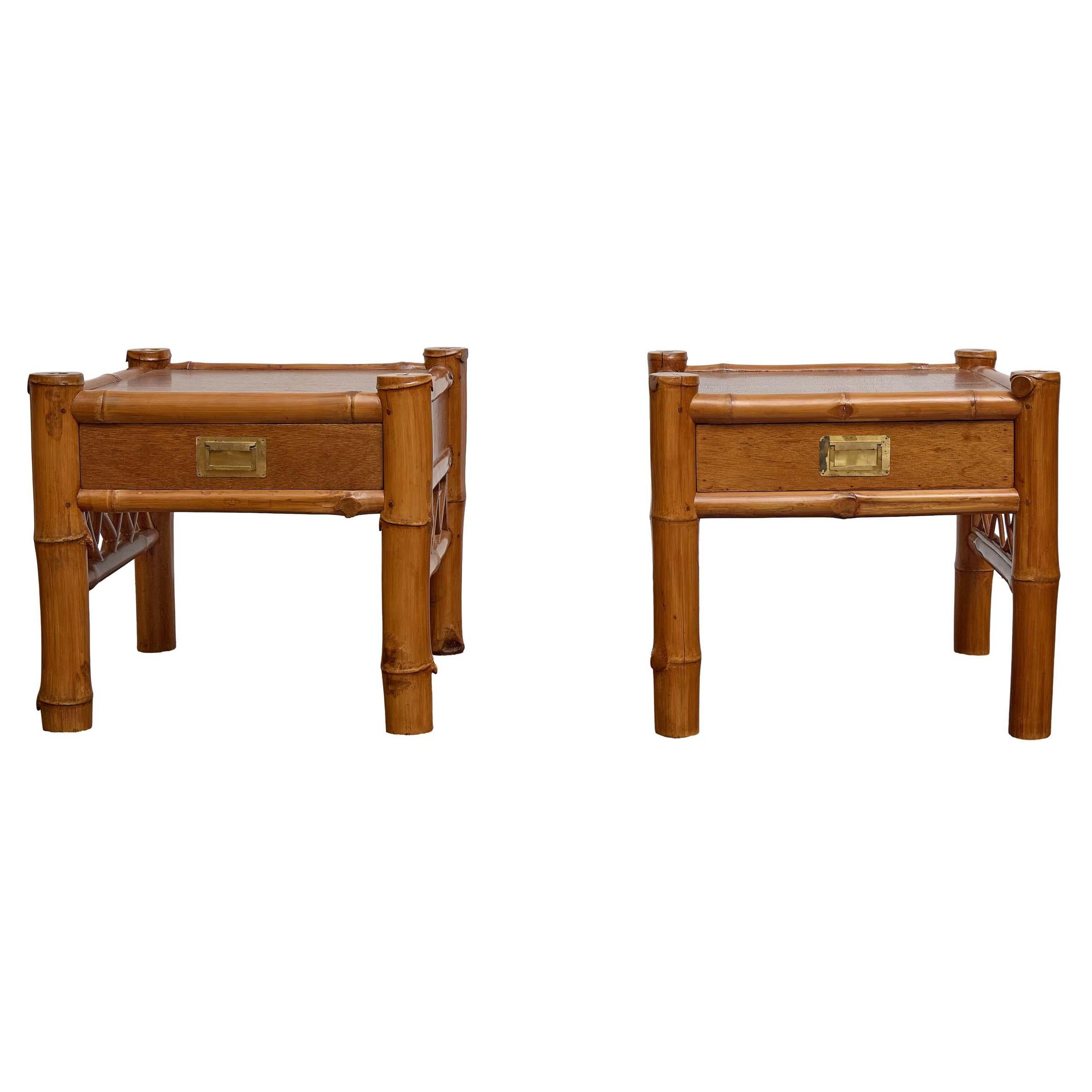 Paire de tables d'appoint à tiroirs en acajou et bambou anglais du XIXe siècle en vente