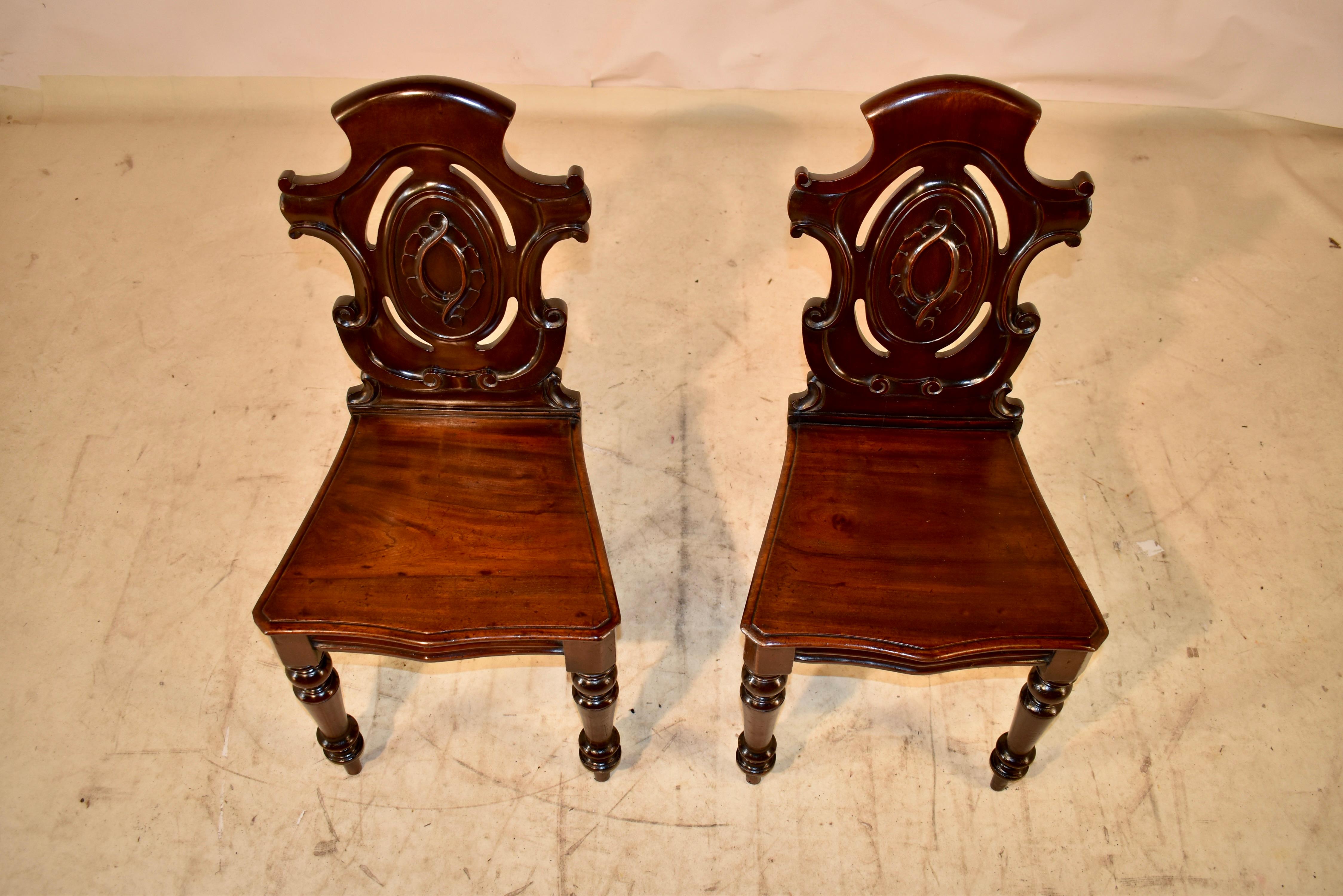 Pair of 19th Century English Mahogany Hall Chairs For Sale 1