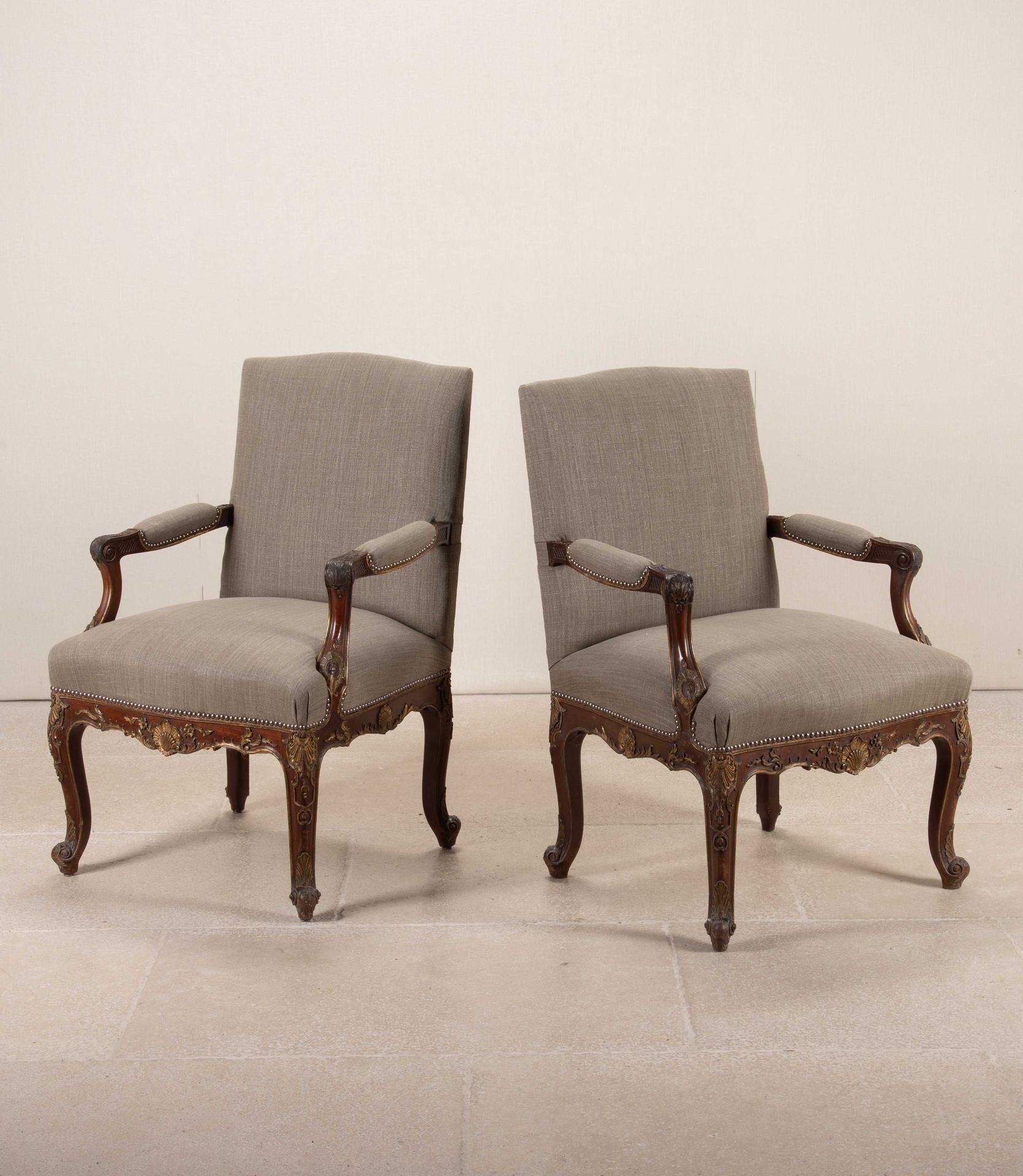 Ein Paar offene Sessel aus englischem Mahagoni des 19. Mit geschnitzten Kabriole Beine und Paket vergoldet Dekoration auf allen geschnitzten Oberflächen. Offene Armlehnen mit Rollendekor an den Ellenbogen und geschnitztem Blattdekor. Muscheln