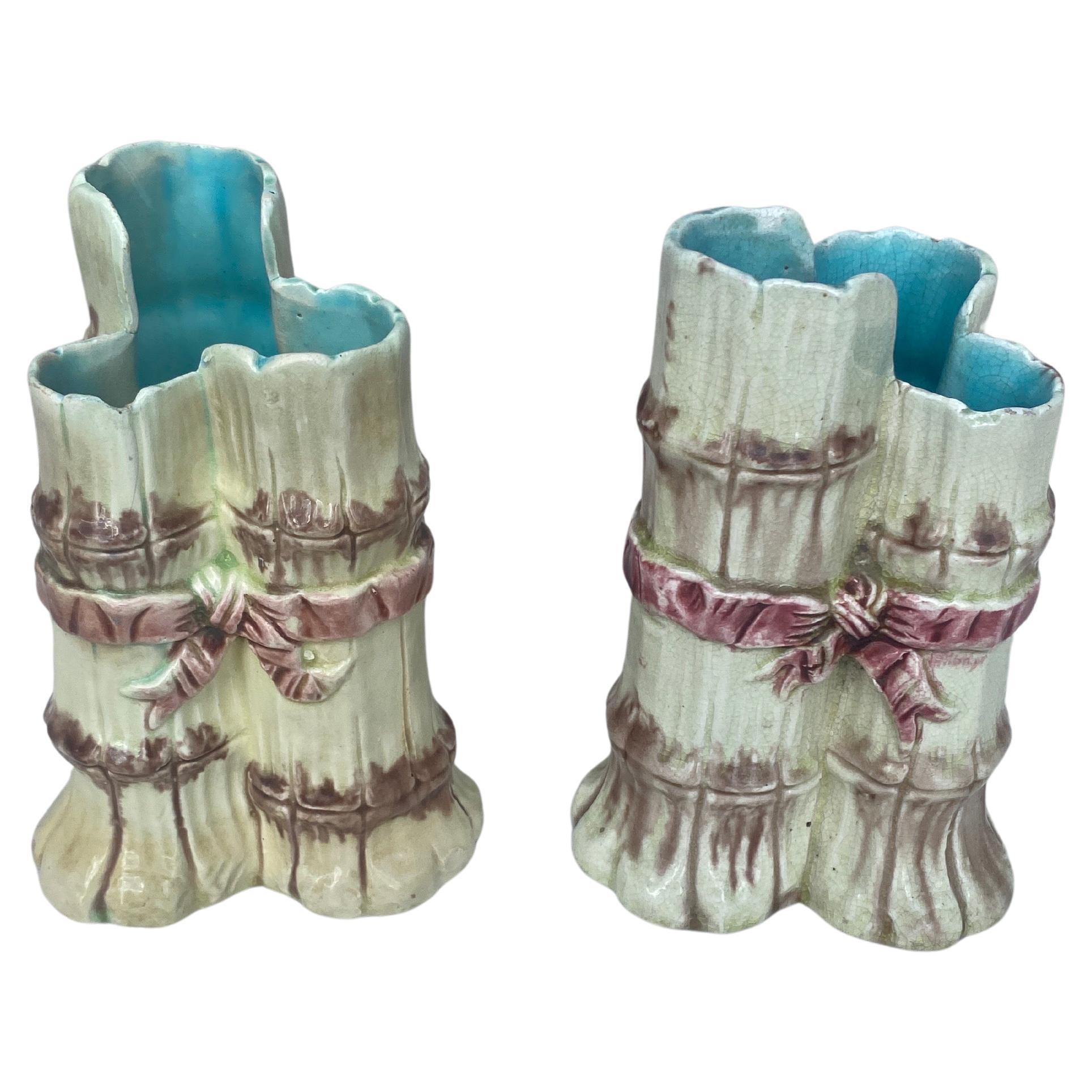 XIX secolo Coppia di vasi in maiolica inglese in bambù con fiocco rosa.