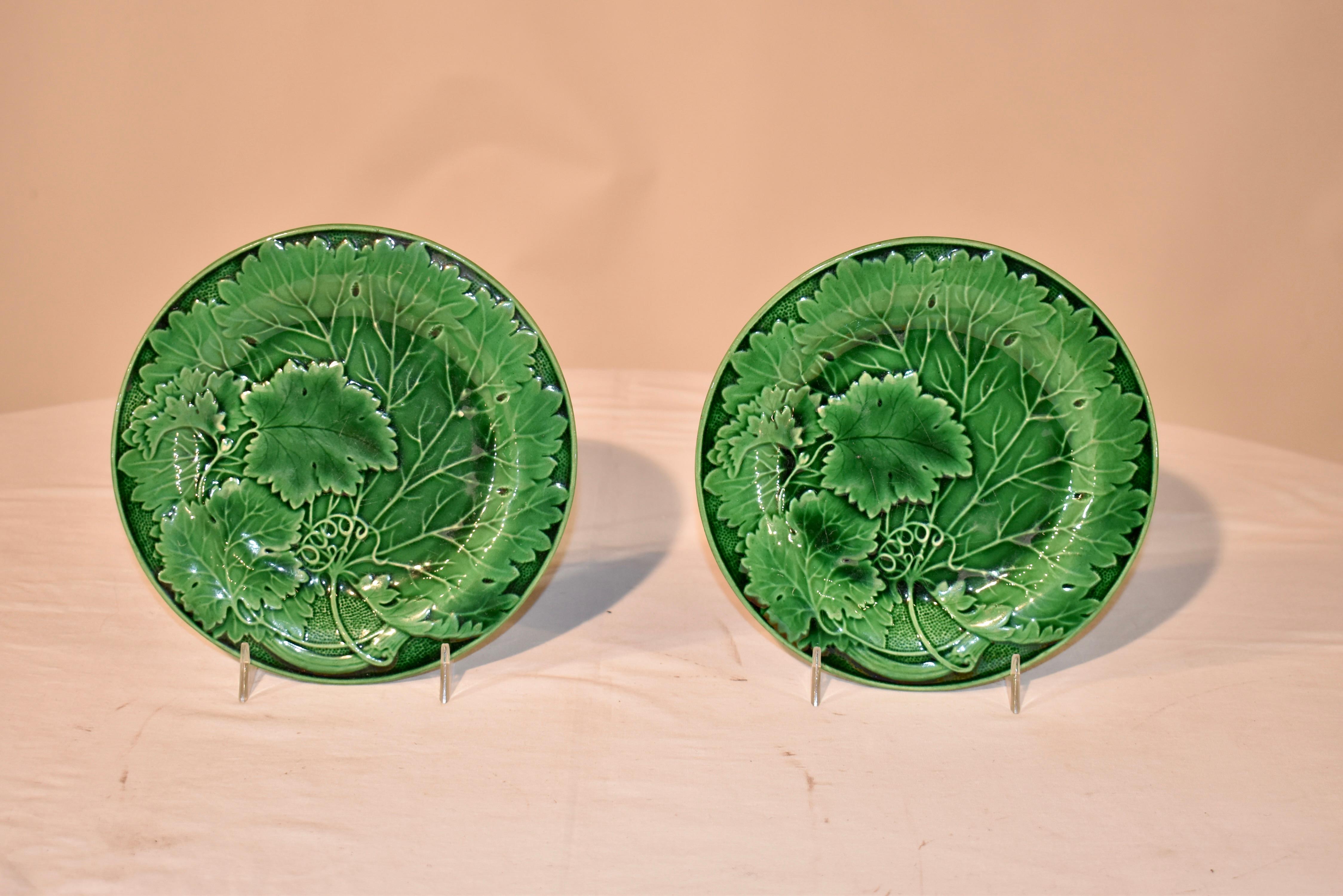 Paire de jolies assiettes en majolique anglaise du 19e siècle en vert.  Le motif est une grande feuille unique avec des feuilles plus petites qui se chevauchent et des pointillés le long d'un  Bordure moulée.  Les supports d'assiettes ne sont pas
