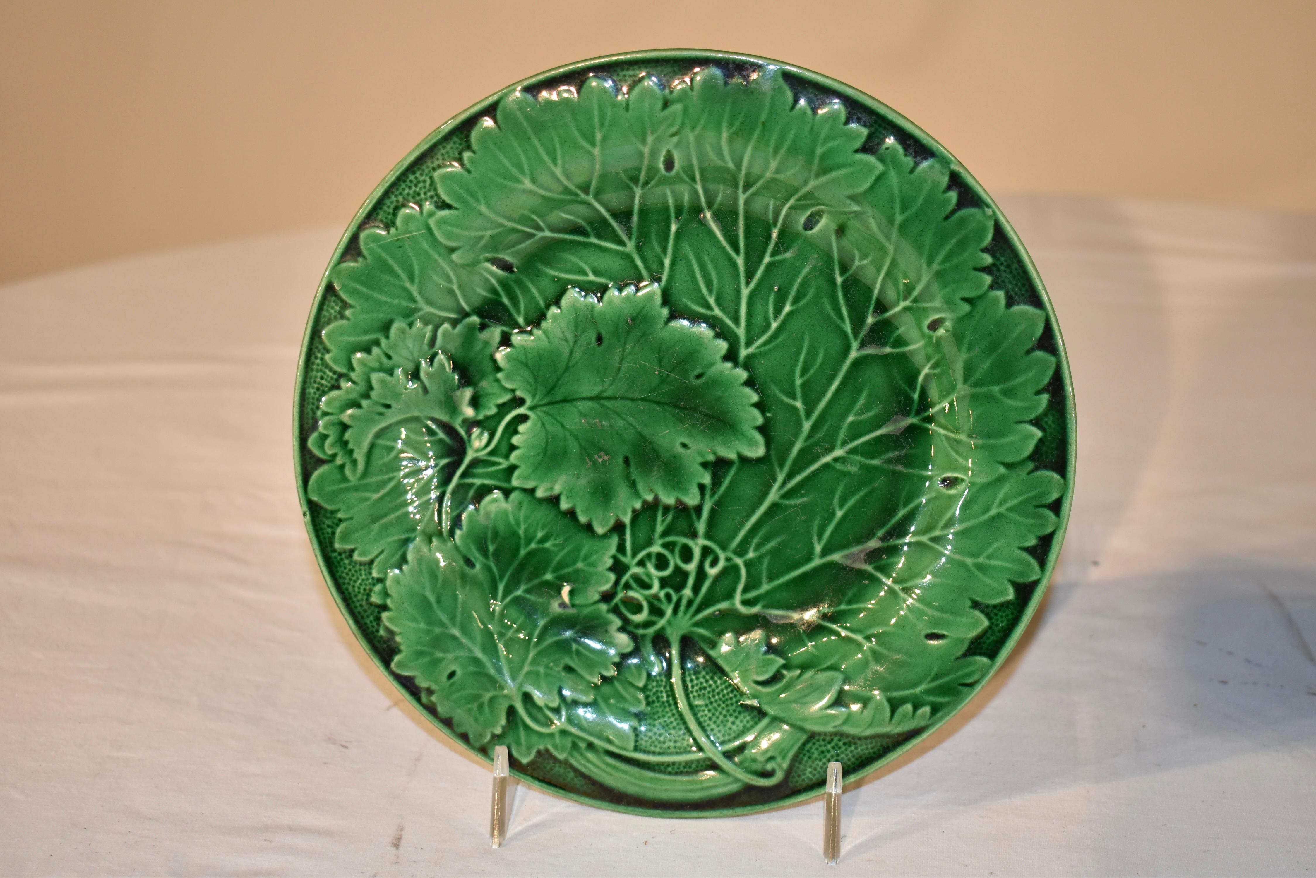 Pair of 19th Century English Majolica Plates In Good Condition For Sale In High Point, NC