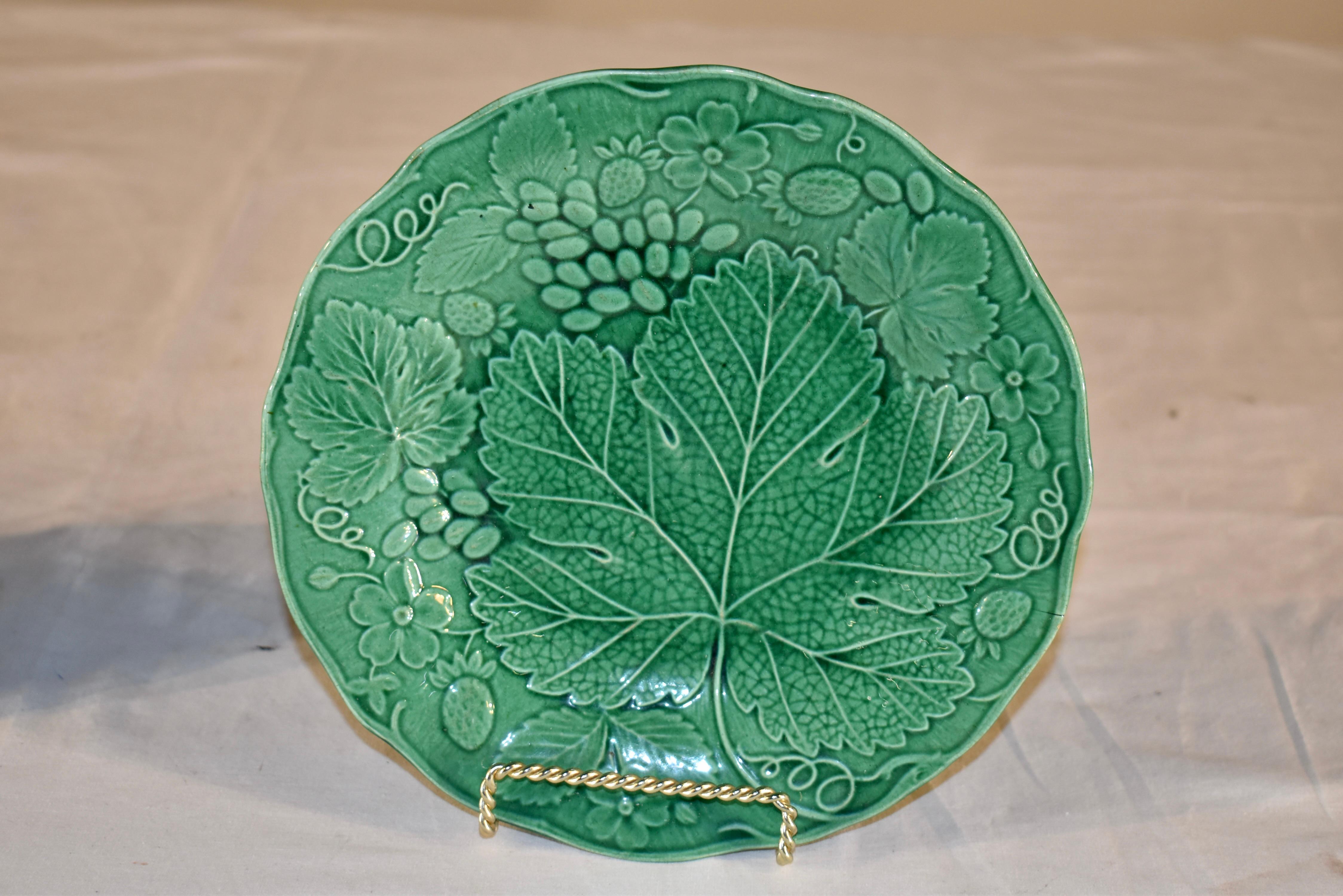 Pair of 19th Century English Majolica Plates (Glasiert) im Angebot