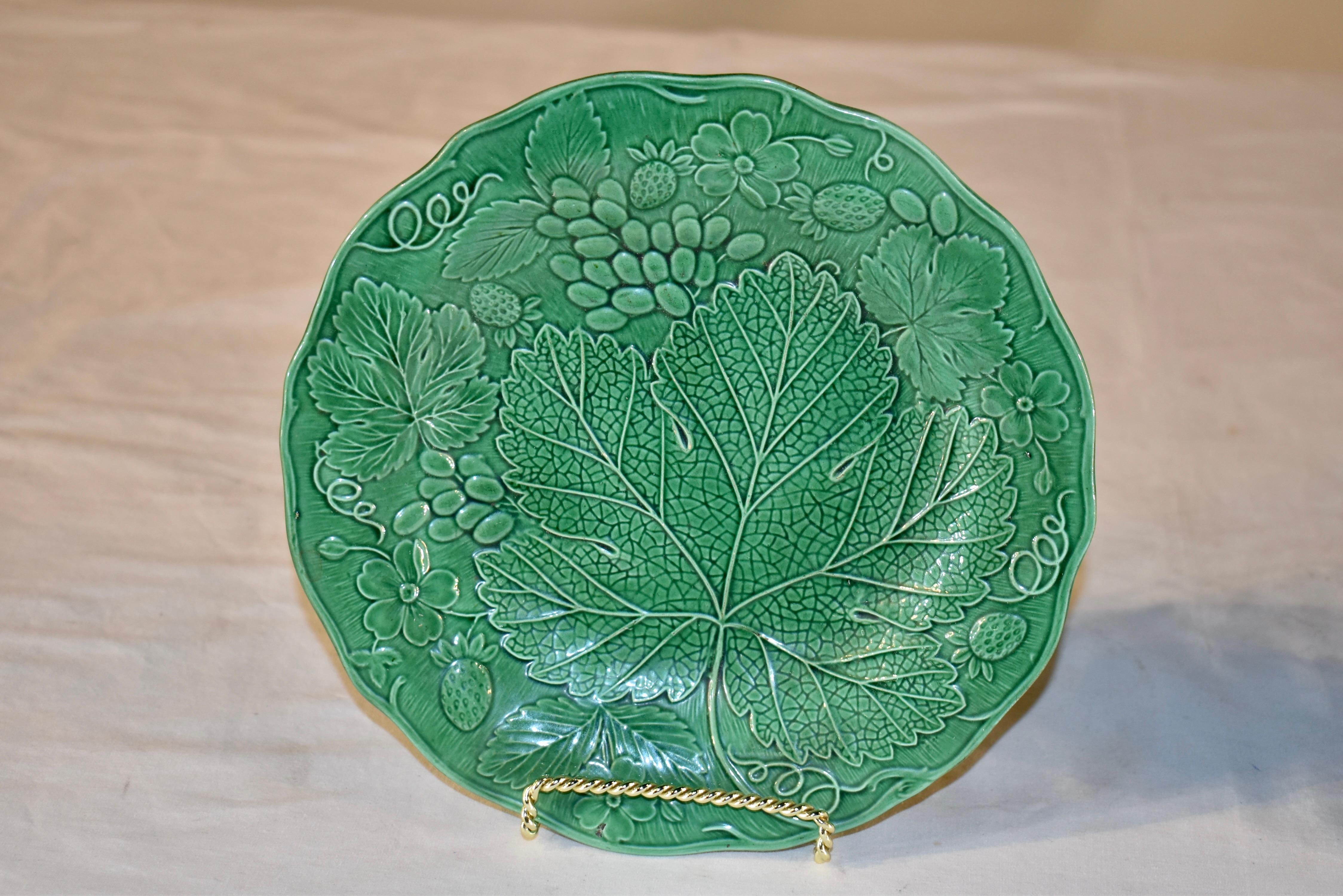 Pair of 19th Century English Majolica Plates im Zustand „Gut“ im Angebot in High Point, NC