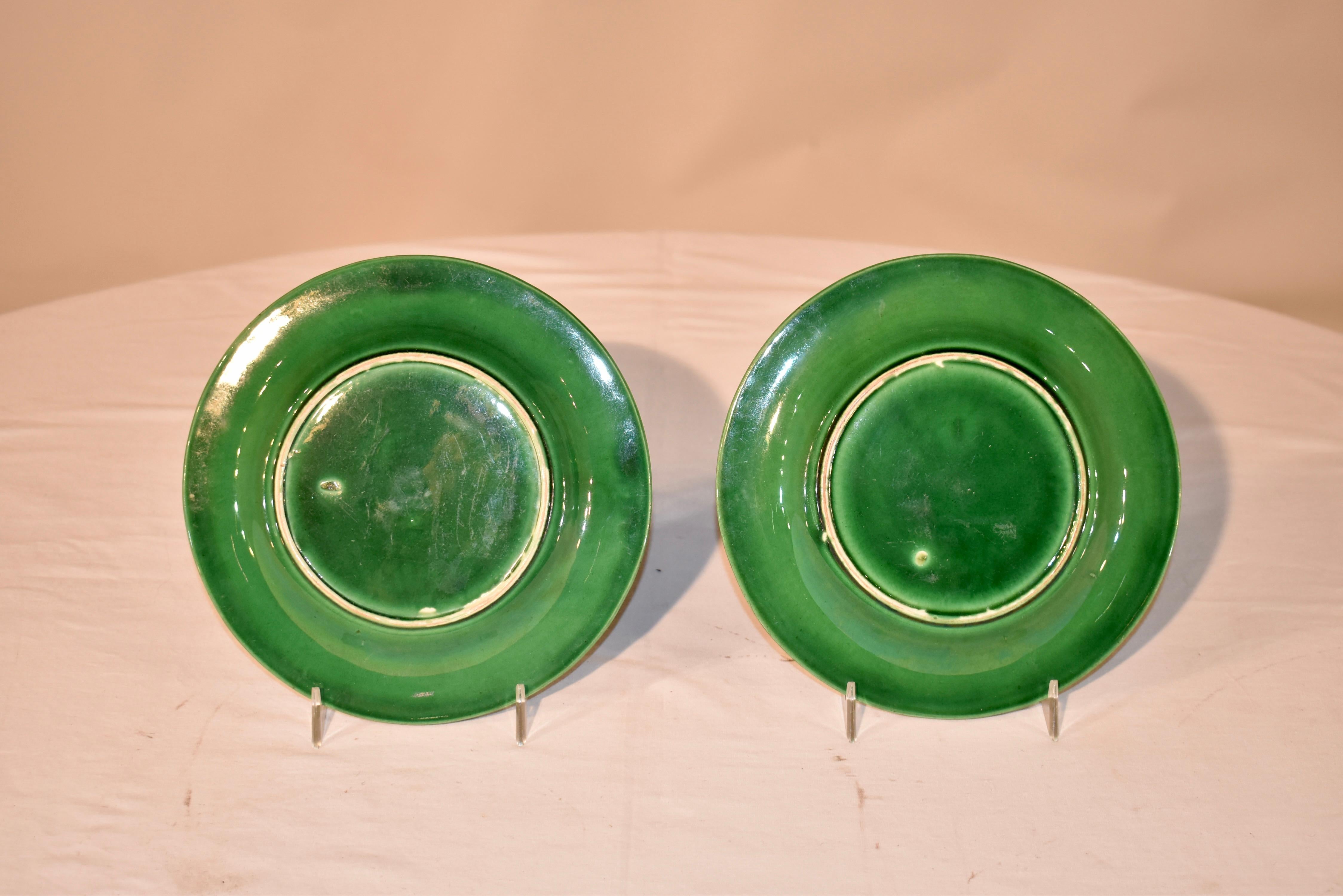 Paar englische Majolika-Teller aus dem 19. Jahrhundert (Keramik) im Angebot