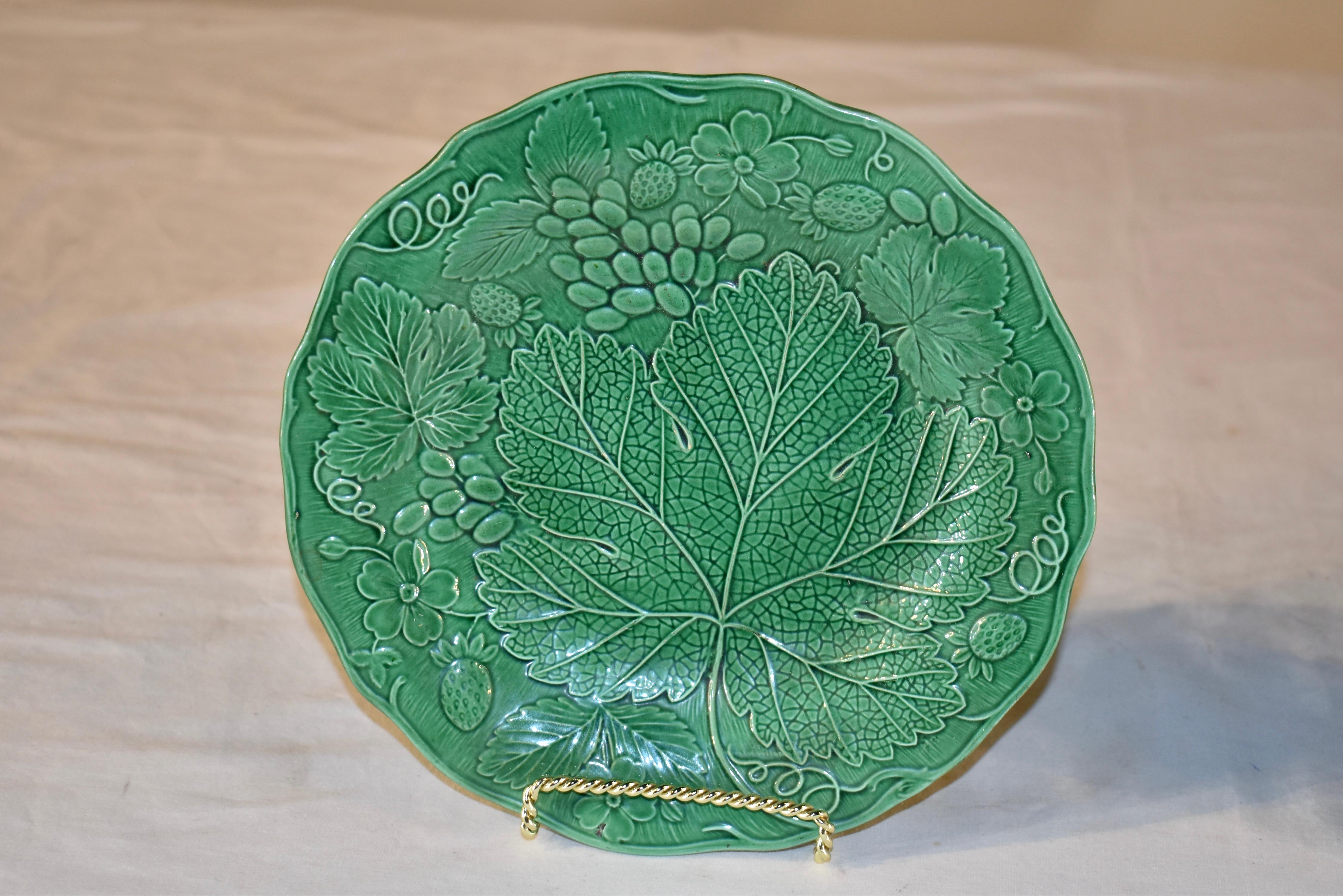 Pair of 19th Century English Majolica Plates (19. Jahrhundert) im Angebot