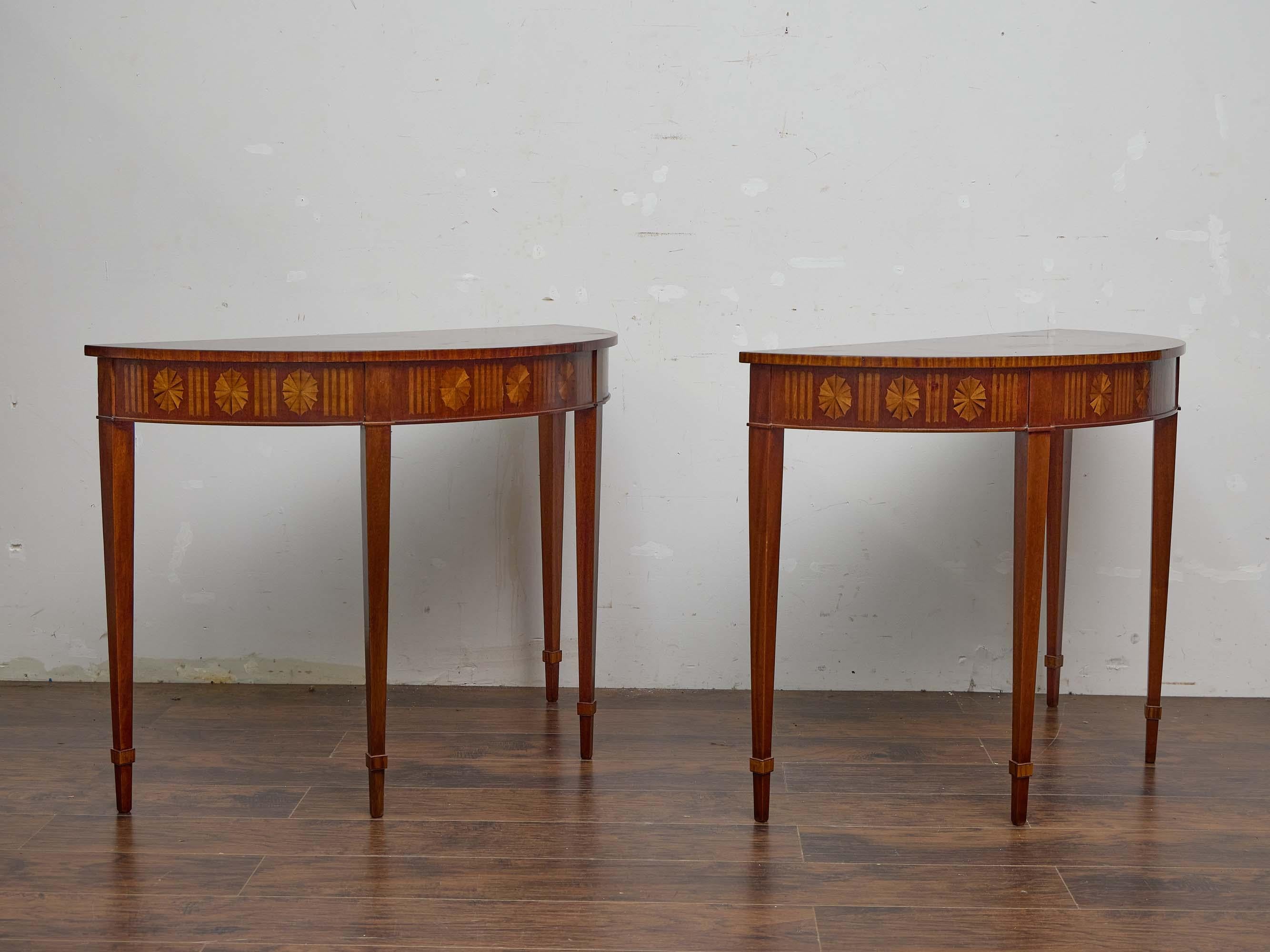 Néo-classique Paire de tables Demi-Lune en acajou néoclassique anglaises du 19e siècle en vente