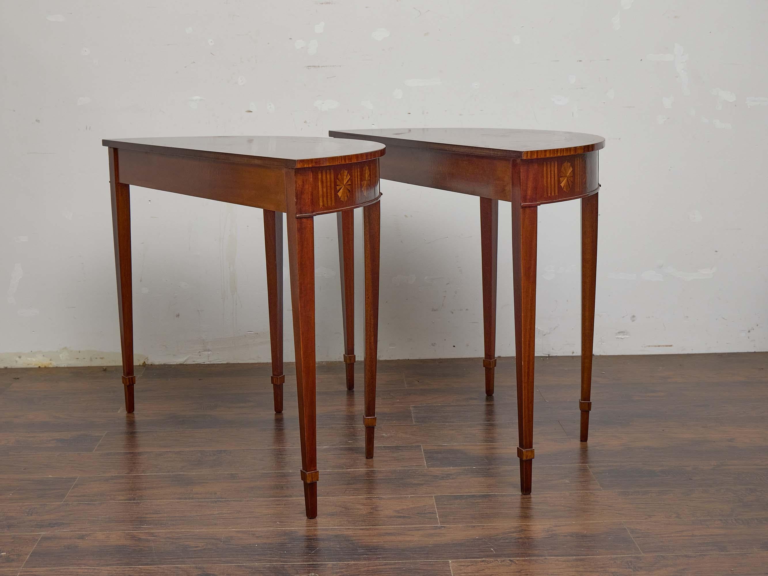 Incrusté Paire de tables Demi-Lune en acajou néoclassique anglaises du 19e siècle en vente