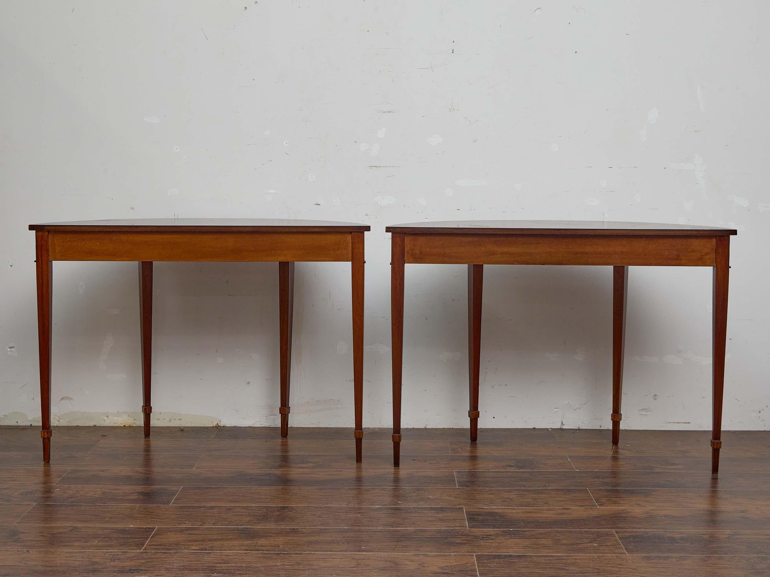 Paire de tables Demi-Lune en acajou néoclassique anglaises du 19e siècle Bon état - En vente à Atlanta, GA