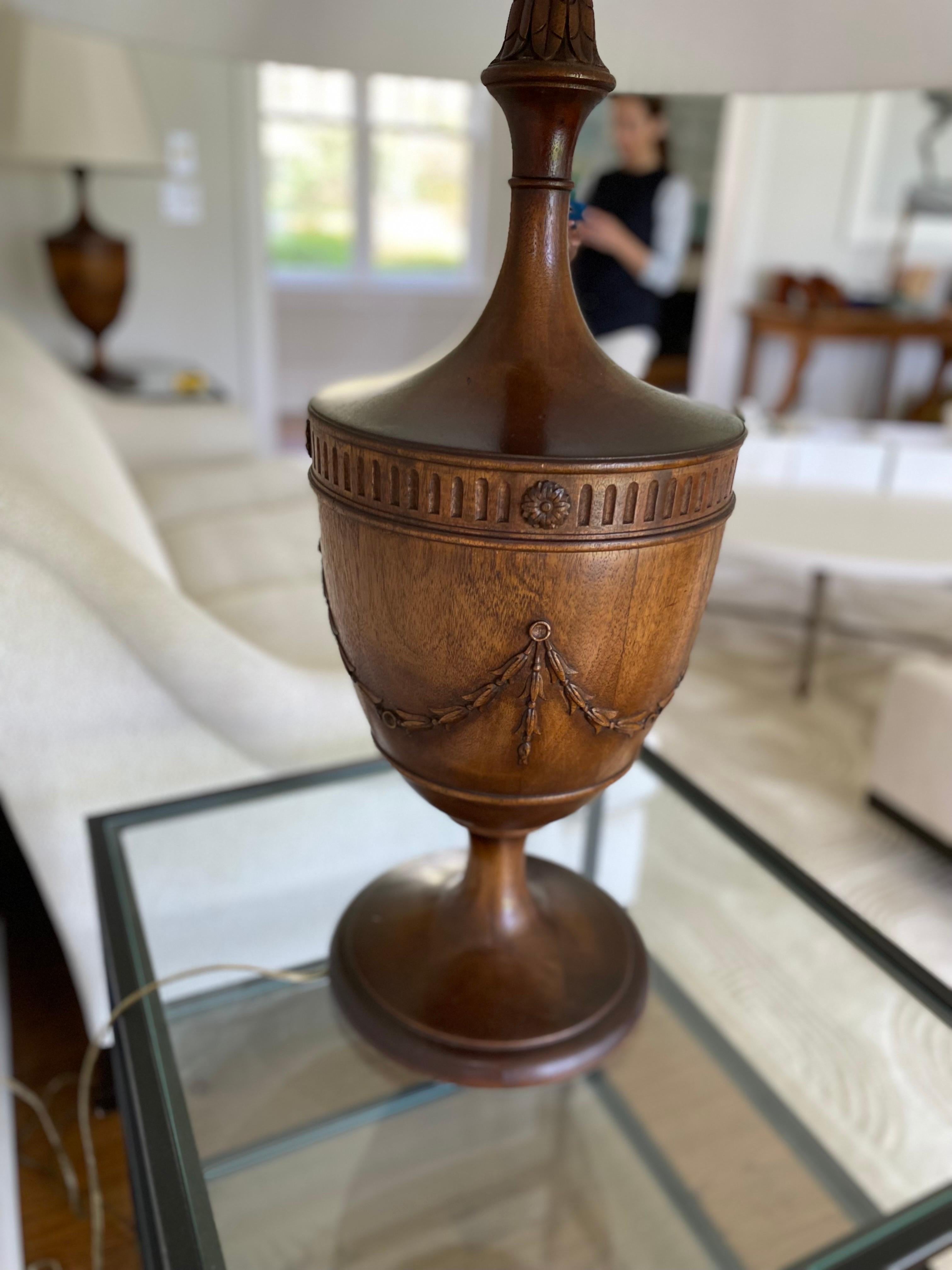Coppia di urne in legno di Oak inglese del XIX secolo intagliate a mano e trasformate in lampade in vendita 4