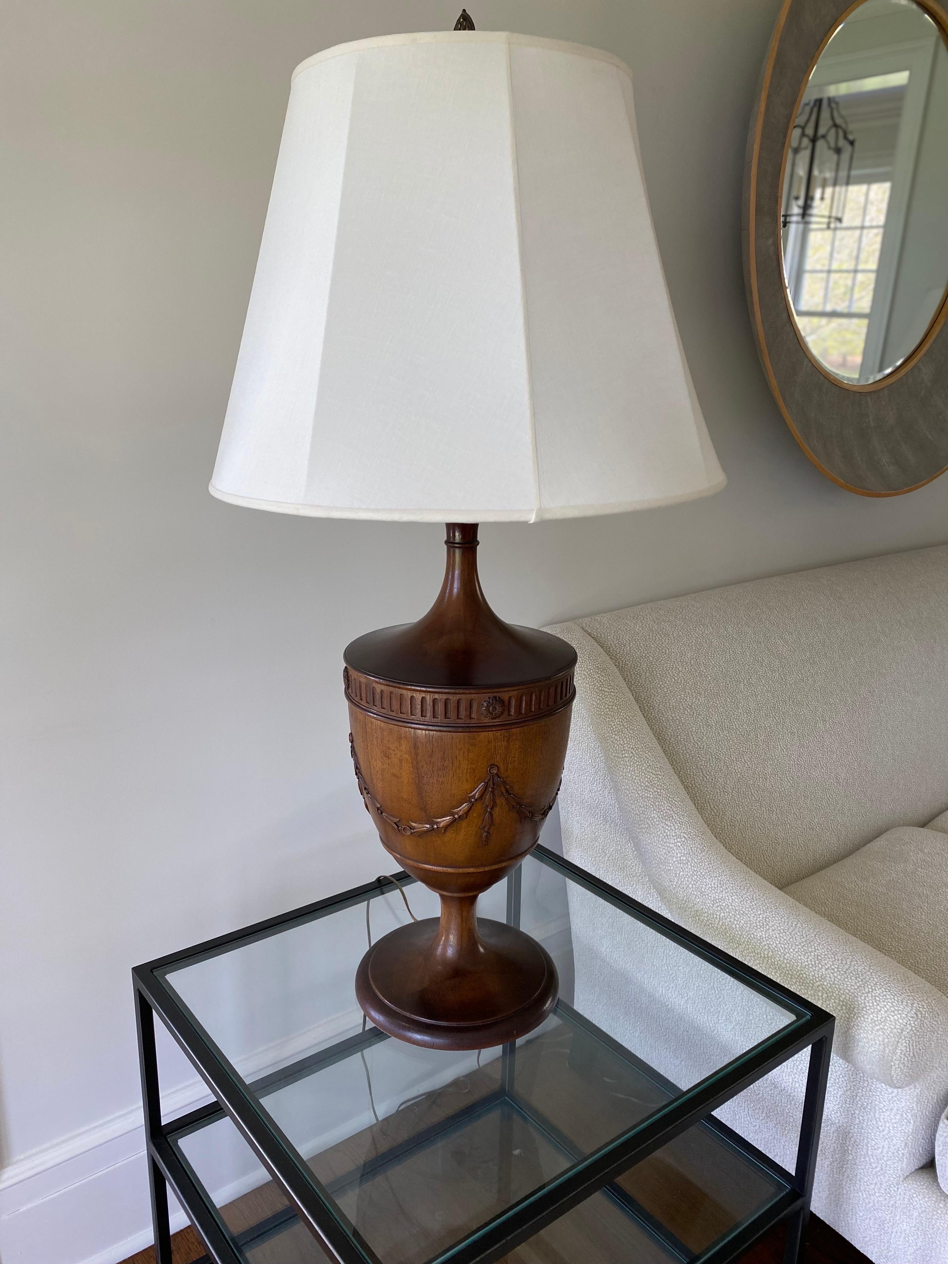 Coppia di urne in legno di Oak inglese del XIX secolo intagliate a mano e trasformate in lampade in vendita 9