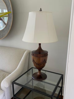 Pareja de urnas inglesas del siglo XIX de roble talladas a mano y convertidas en lámparas