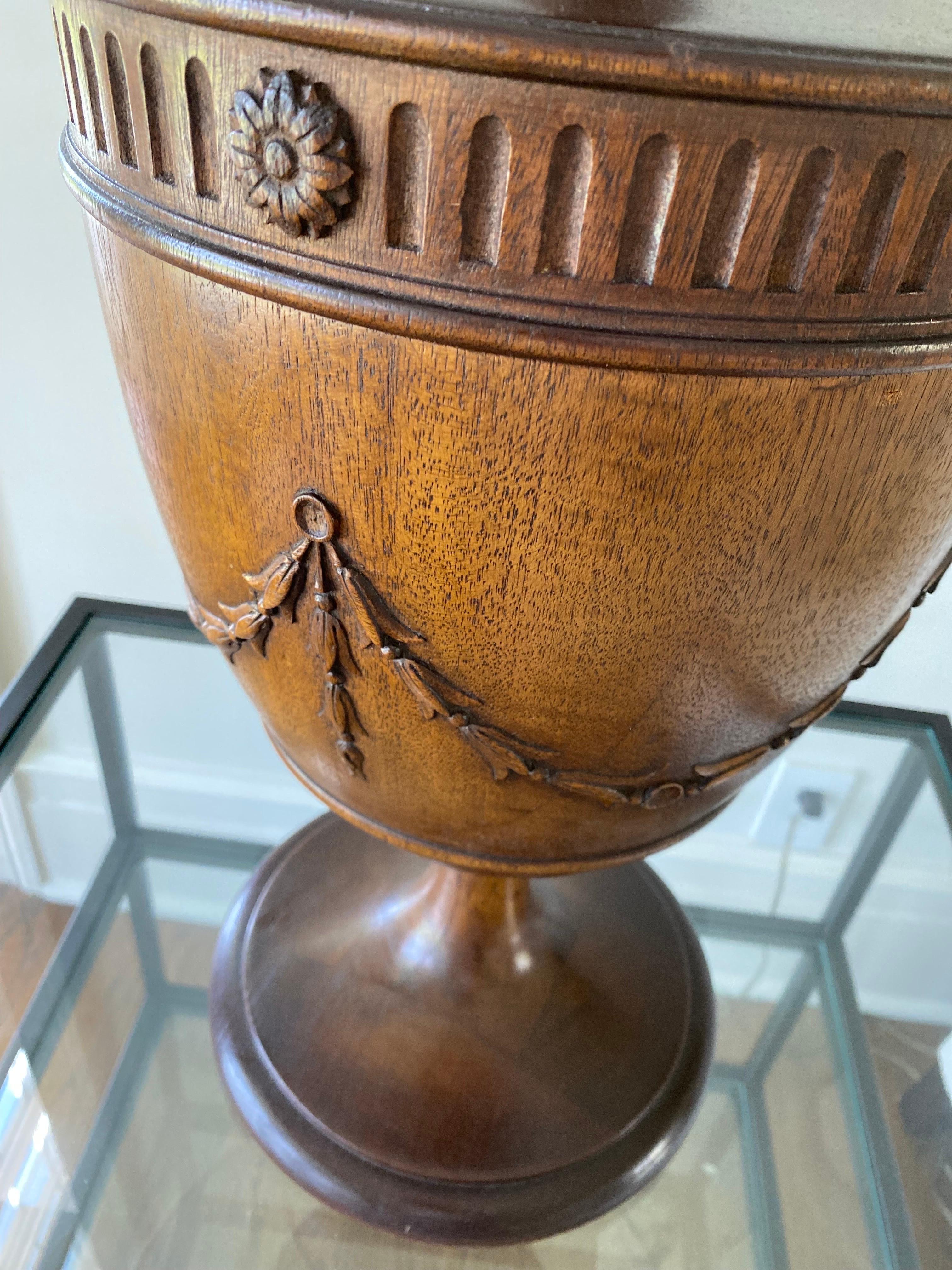 Paire d'urnes en chêne anglaises sculptées à la main et transformées en lampes du 19ème siècle en vente 1