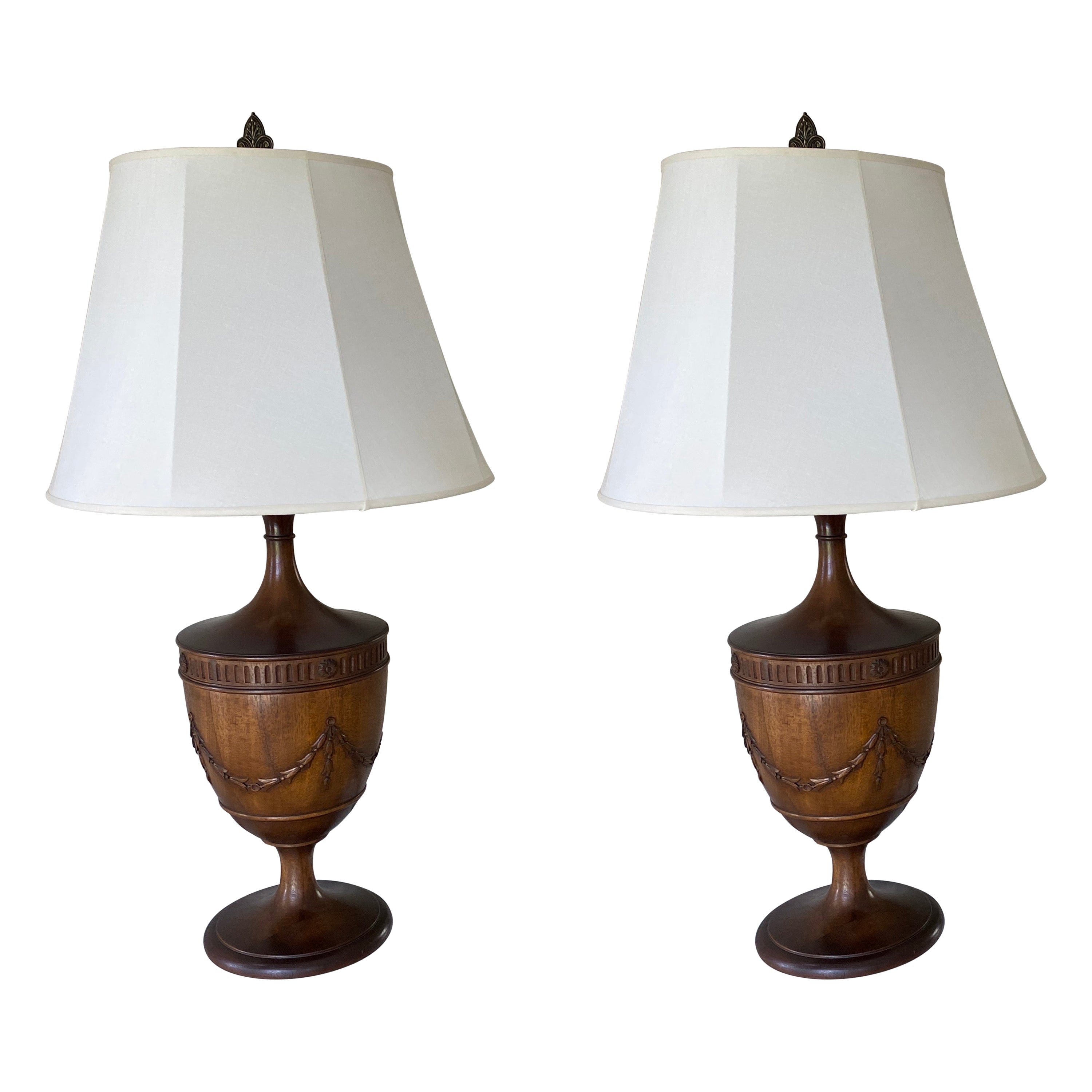 Coppia di urne in legno di Oak inglese del XIX secolo intagliate a mano e trasformate in lampade