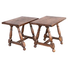 Pareja de taburetes ingleses del siglo XIX de madera de roble Mesas auxiliares