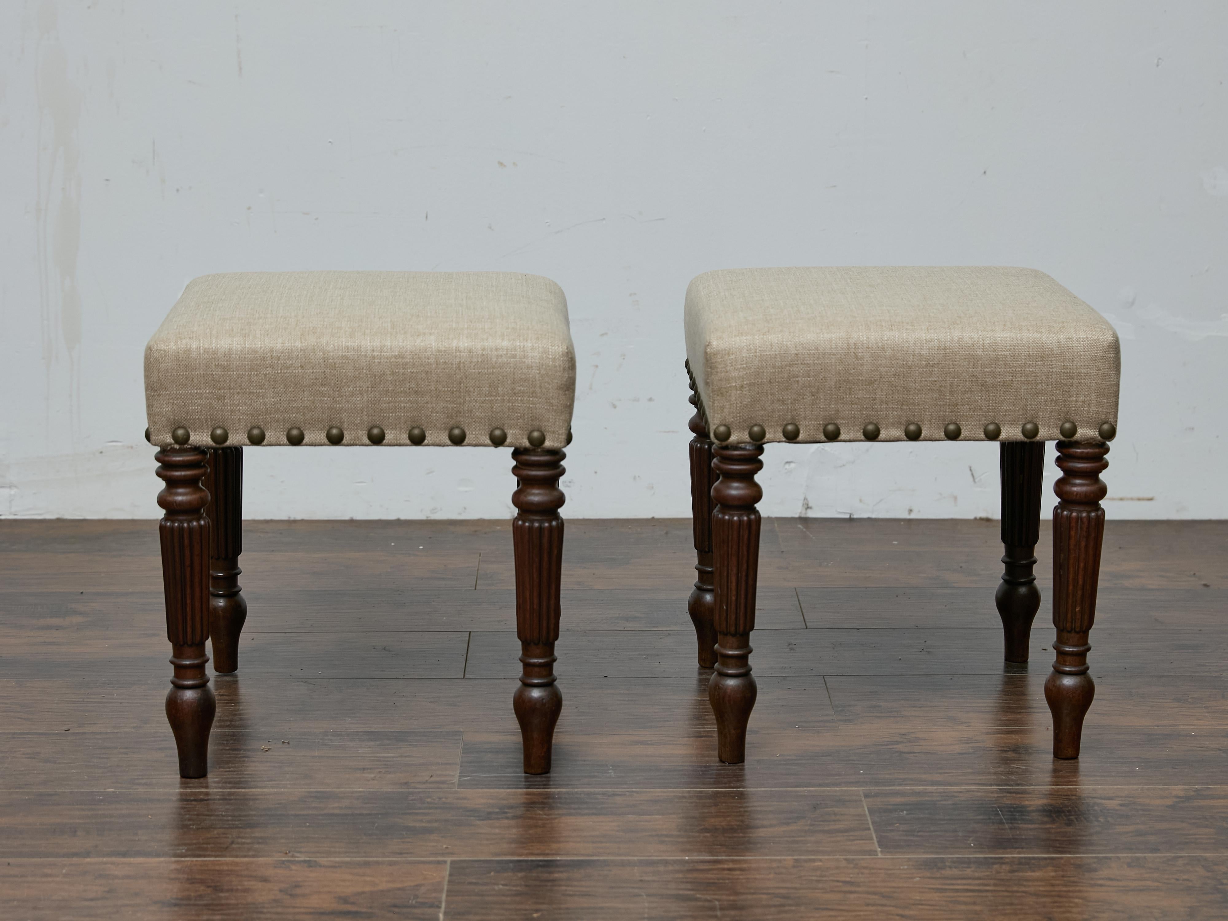 Coppia di sgabelli inglesi del XIX secolo in Oak con rivestimento in lino personalizzato in vendita 5