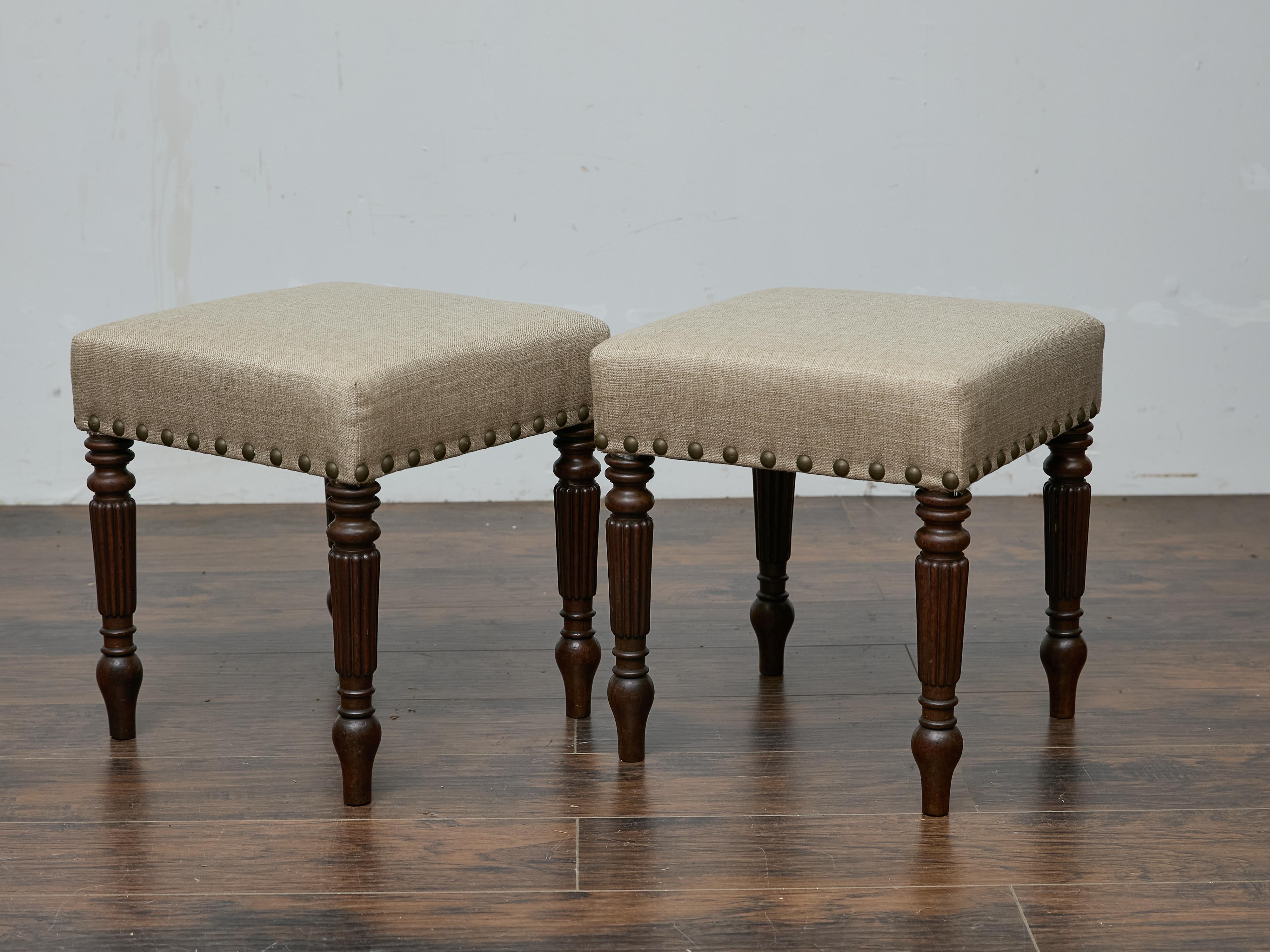 Inglese Coppia di sgabelli inglesi del XIX secolo in Oak con rivestimento in lino personalizzato in vendita